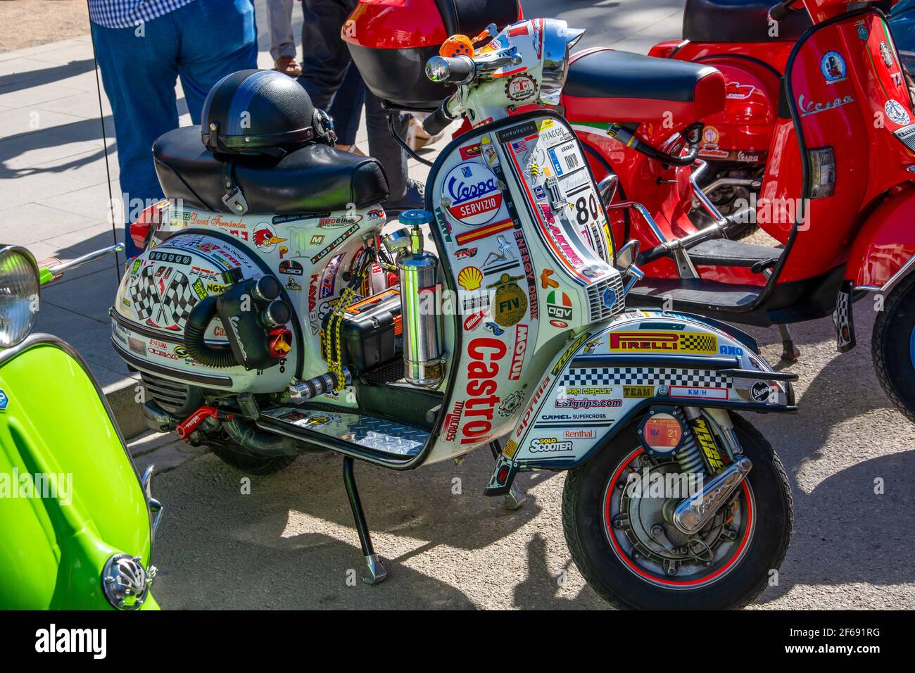 Grenade, Espagne; septembre-29, 2019: Détails des motos classiques, certaines d'entre elles personnalisées, dans une exposition de rue à Grenade (Espagne) Banque D'Images