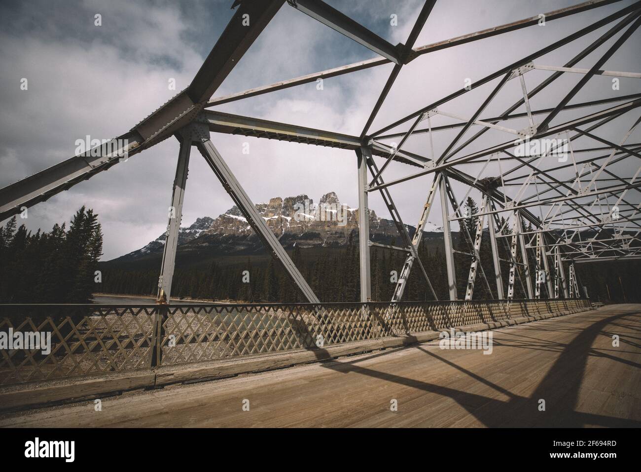 Steel Bridge Snow Dusted Castle Mountian de l'autre côté de la rivière Bow. Banque D'Images