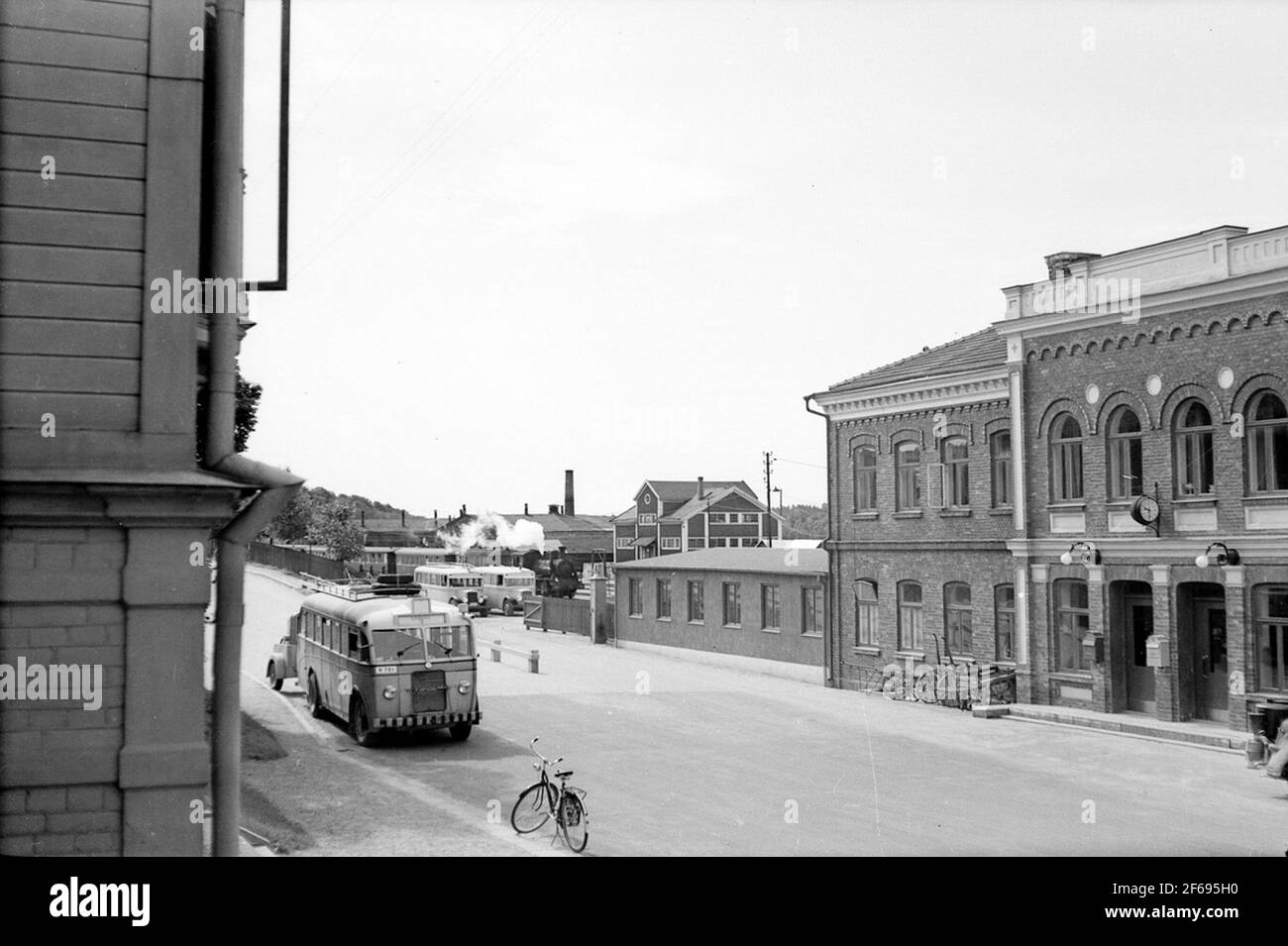 Gare de Ronneby vue de la ville. Bus Gasgas avec numéro de réinflammation K 701, avec destination Ekenäs. Le droit dans l'image est également un aperçu d'une voiture de tourisme fonctionnant au gaz. Banque D'Images