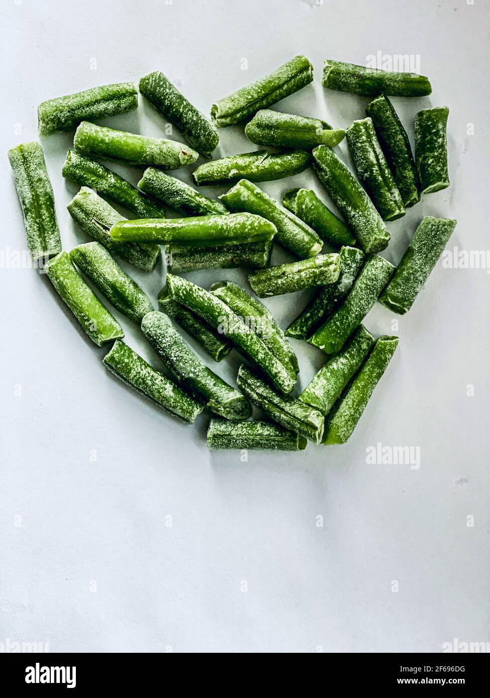 asperges sous forme de coeur sur un blanc arrière-plan Banque D'Images
