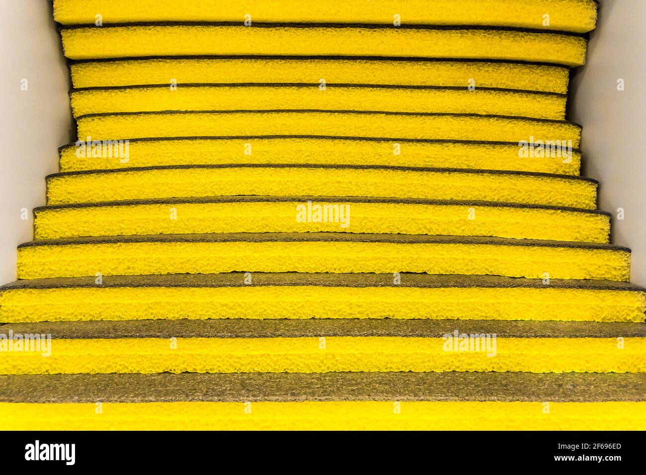 Matériau d'isolation thermique jaune, texture de l'euroblock dans un magasin de quincaillerie, matériau de construction. Banque D'Images