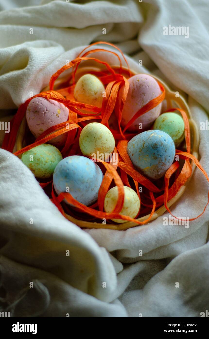 œufs de pâques colorés sur une nappe blanche Banque D'Images
