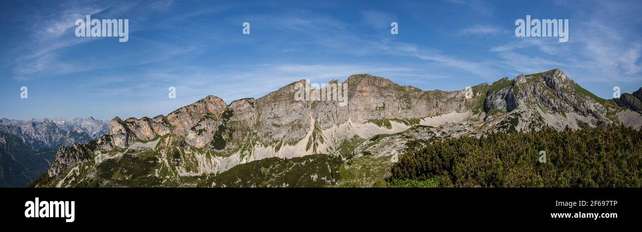 Panorama sur la montagne depuis la montagne Gscholkopf, Rofan, Tyrol, Autriche en été Banque D'Images