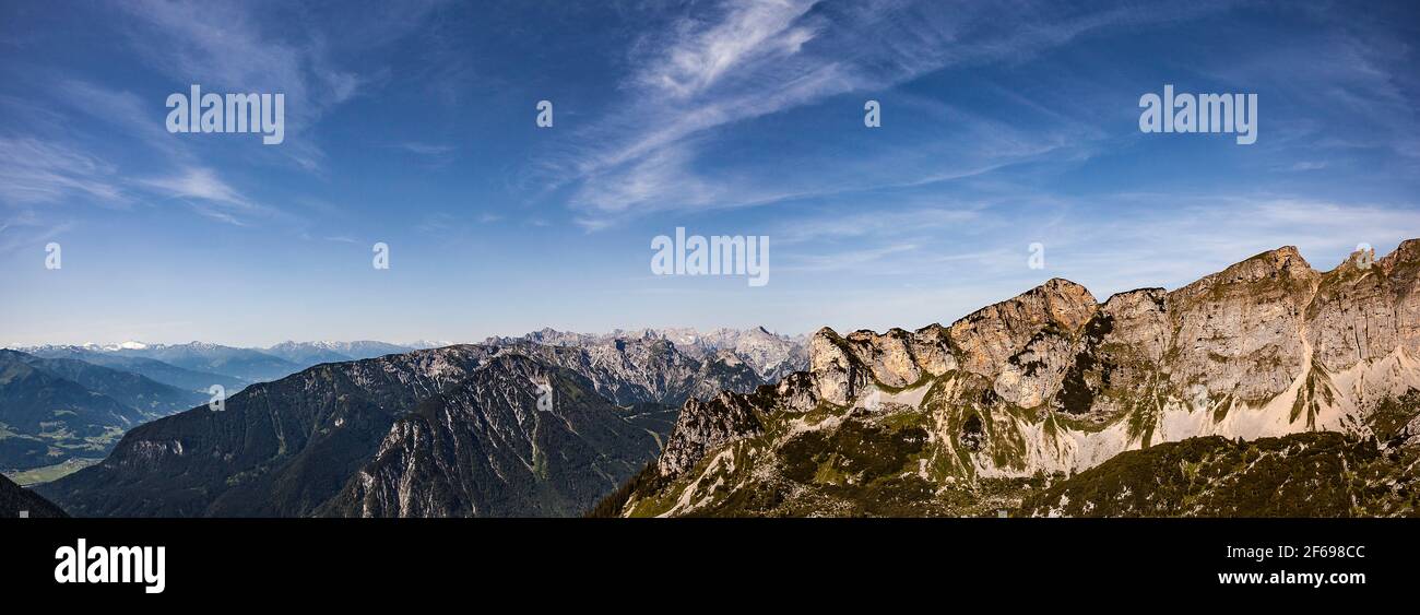 Panorama sur la montagne depuis la montagne Gscholkopf, Rofan, Tyrol, Autriche en été Banque D'Images