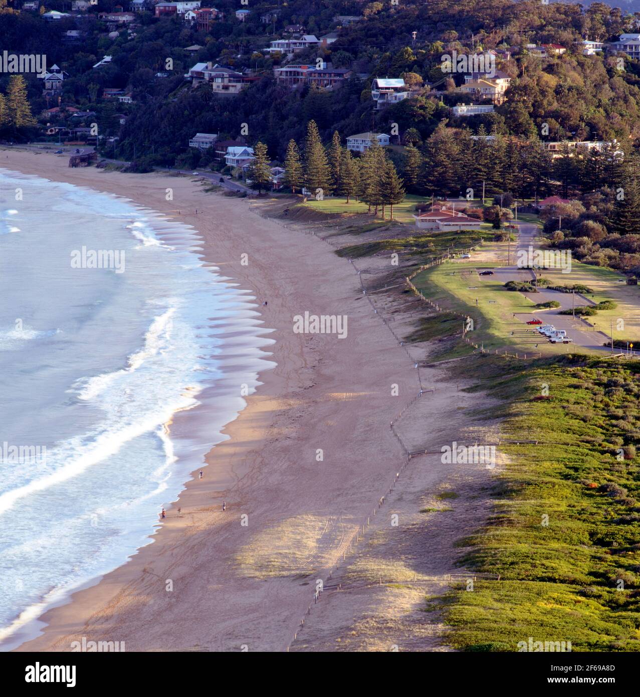 La fin de la vue quotidienne au sud de Barrenjoey phare de plage et l'océan Pacifique Sud, New South Wales, Australie Banque D'Images