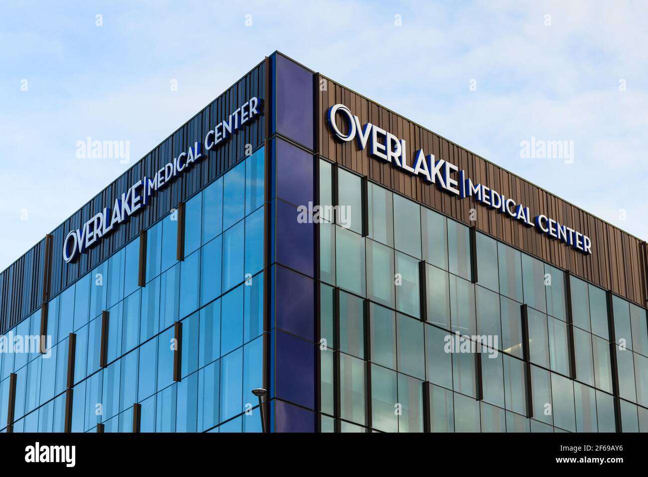 La nouvelle tour du centre médical Overlake à Bellevue, État de Washington, États-Unis montrant le coin du bâtiment et deux logos Banque D'Images