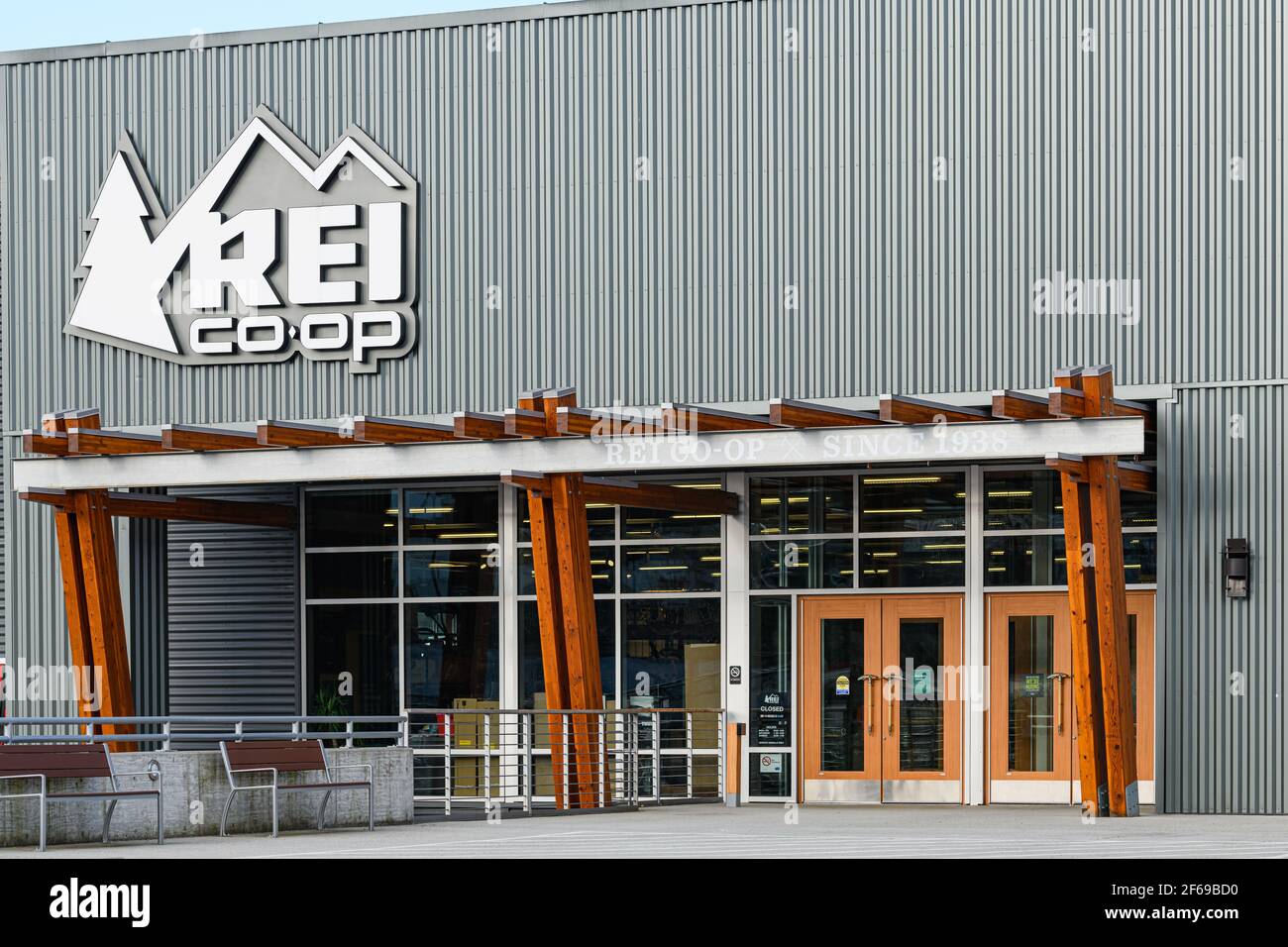 Bellevue, WA, États-Unis - 30 mars 2021; porte et logo d'entreprise au magasin REI Coop de Bellevue, Washington, incorporant un mélange de bois et de métal Banque D'Images