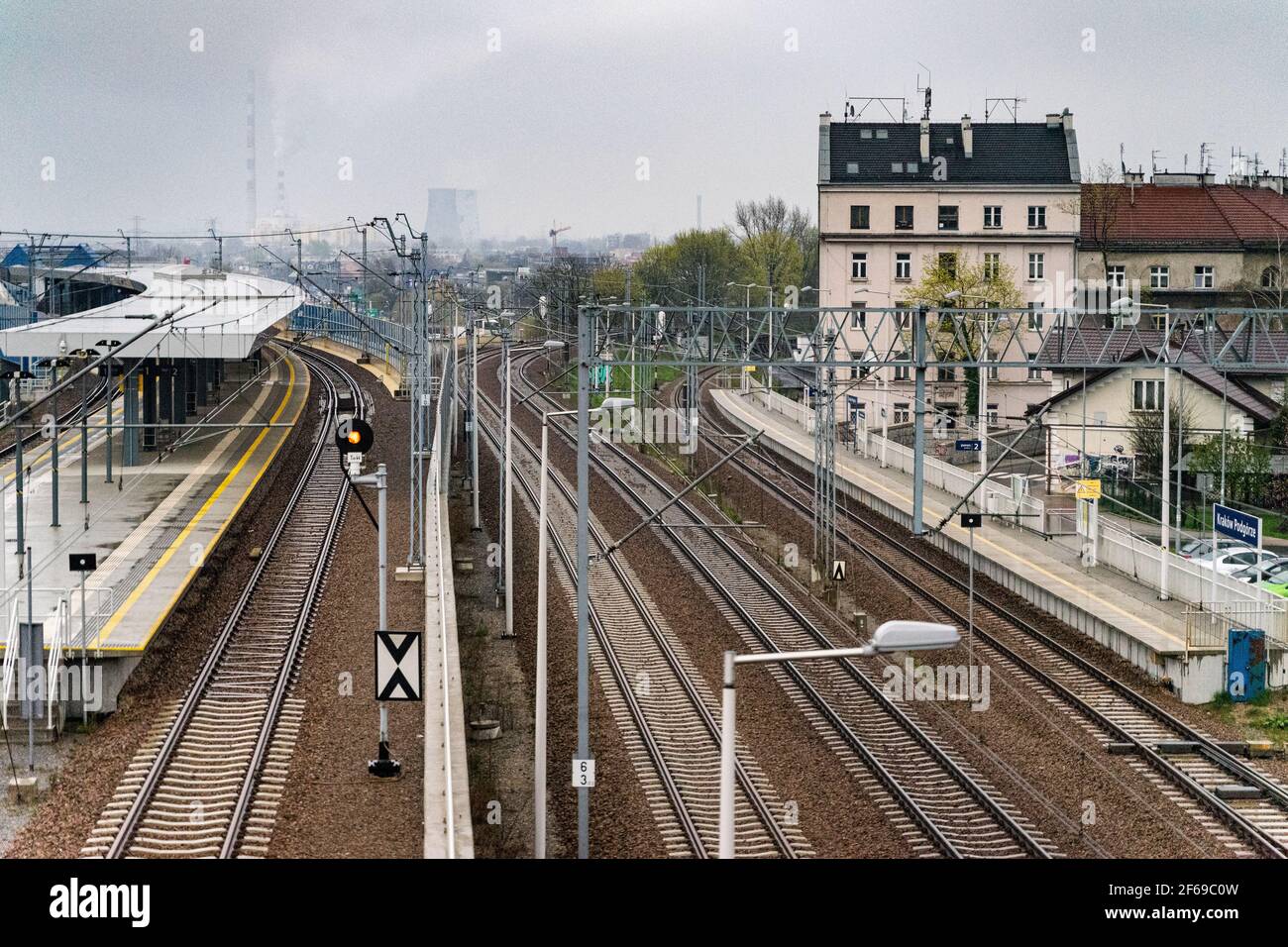 Vue de dessus du chemin de fer vide de Cracovie Podgorze, Cracovie, Pologne, arrêt de transit et gare avec la plate-forme, voies, chemins de fer Banque D'Images
