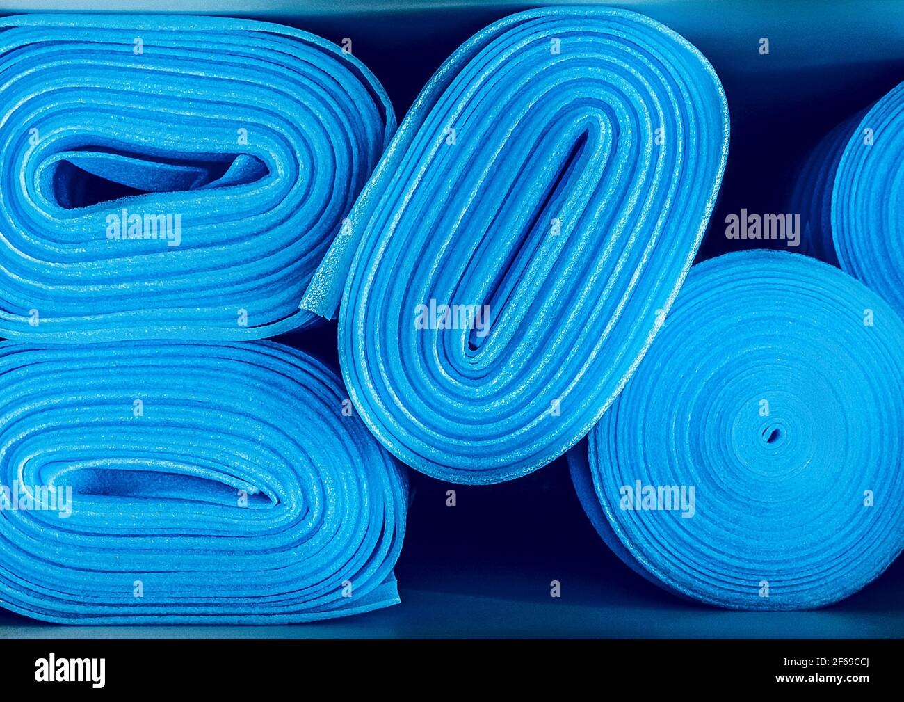 Parquet et parquet en rouleaux bleus. Matériaux de construction résistants à la corrosion, écologiques et sûrs. Rouleaux en mousse ou tapis de yoga Banque D'Images