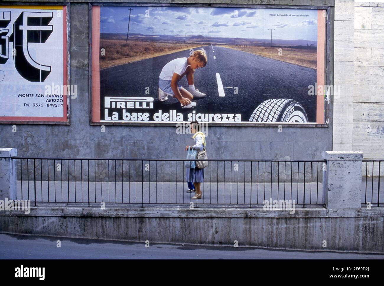 Affiche publicitaire extérieure pour pneus Pirelli dans la rue d'Arezzo, Italie vers les années 1980. Banque D'Images