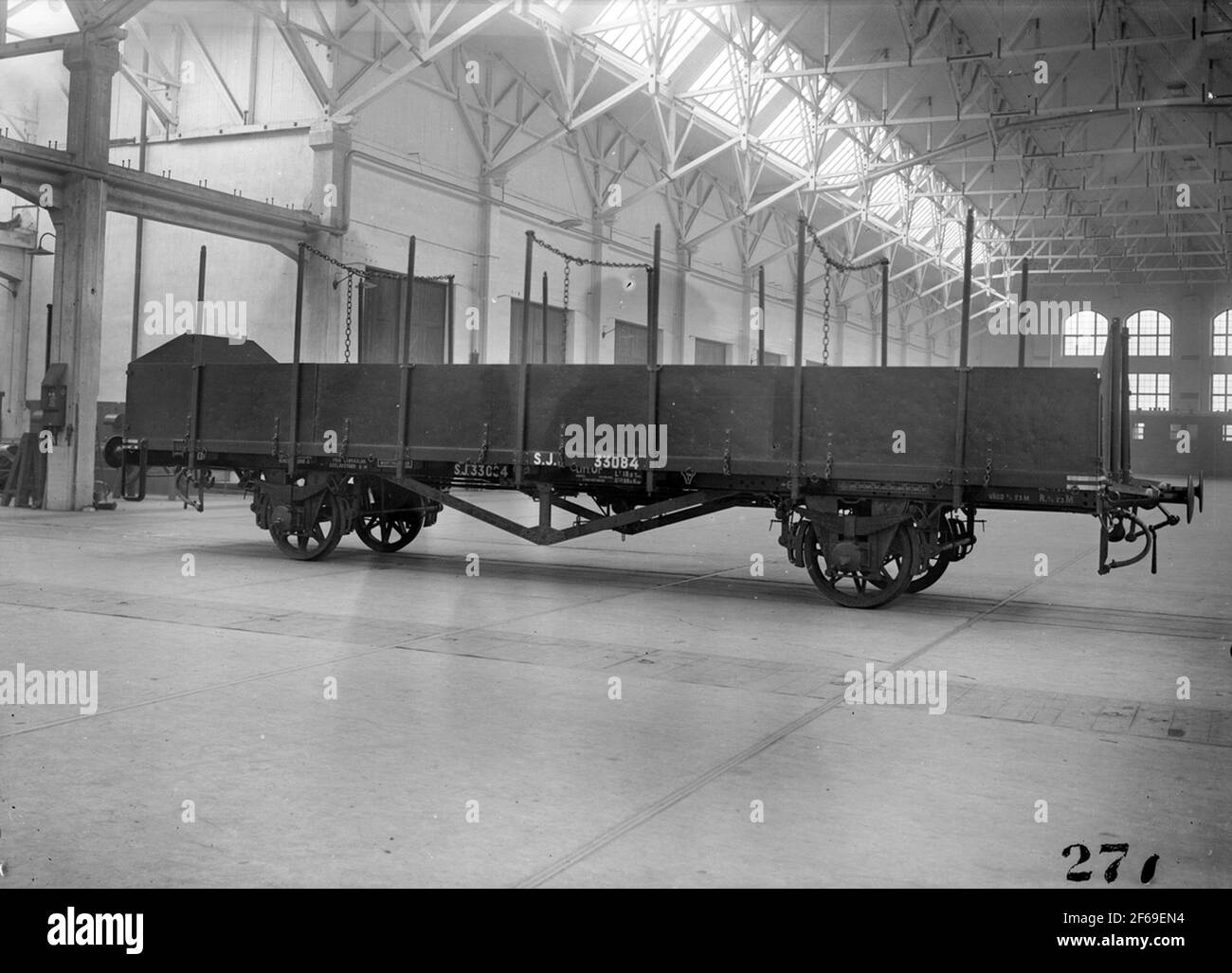 Les chemins de fer de l'État, SJ open fret wagon OU 33084Under dans les années 1922 - 1934 SJ 40st wagons de fret qui ont dû instruiter ou causé la plate-forme de frein et le frein à air comprimé. Les agneaux du chariot étaient de 0,8 m de haut, et ils sont repliés vers l'extérieur et vers l'intérieur en fonction des besoins. Banque D'Images