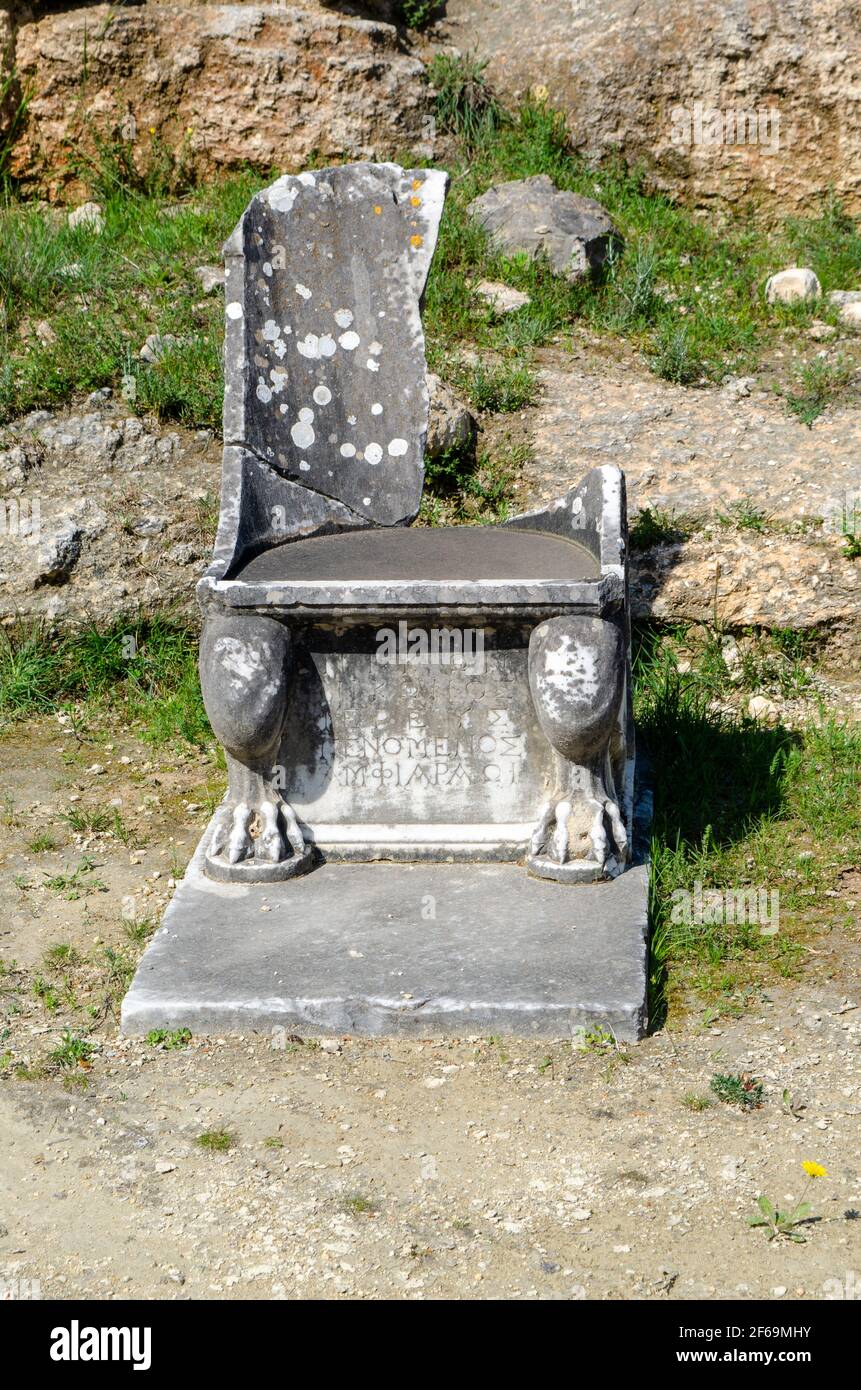 Le théâtre de l'Amphiareion oropos Grèce, Thrones de marbre avec relief décoration florale Banque D'Images