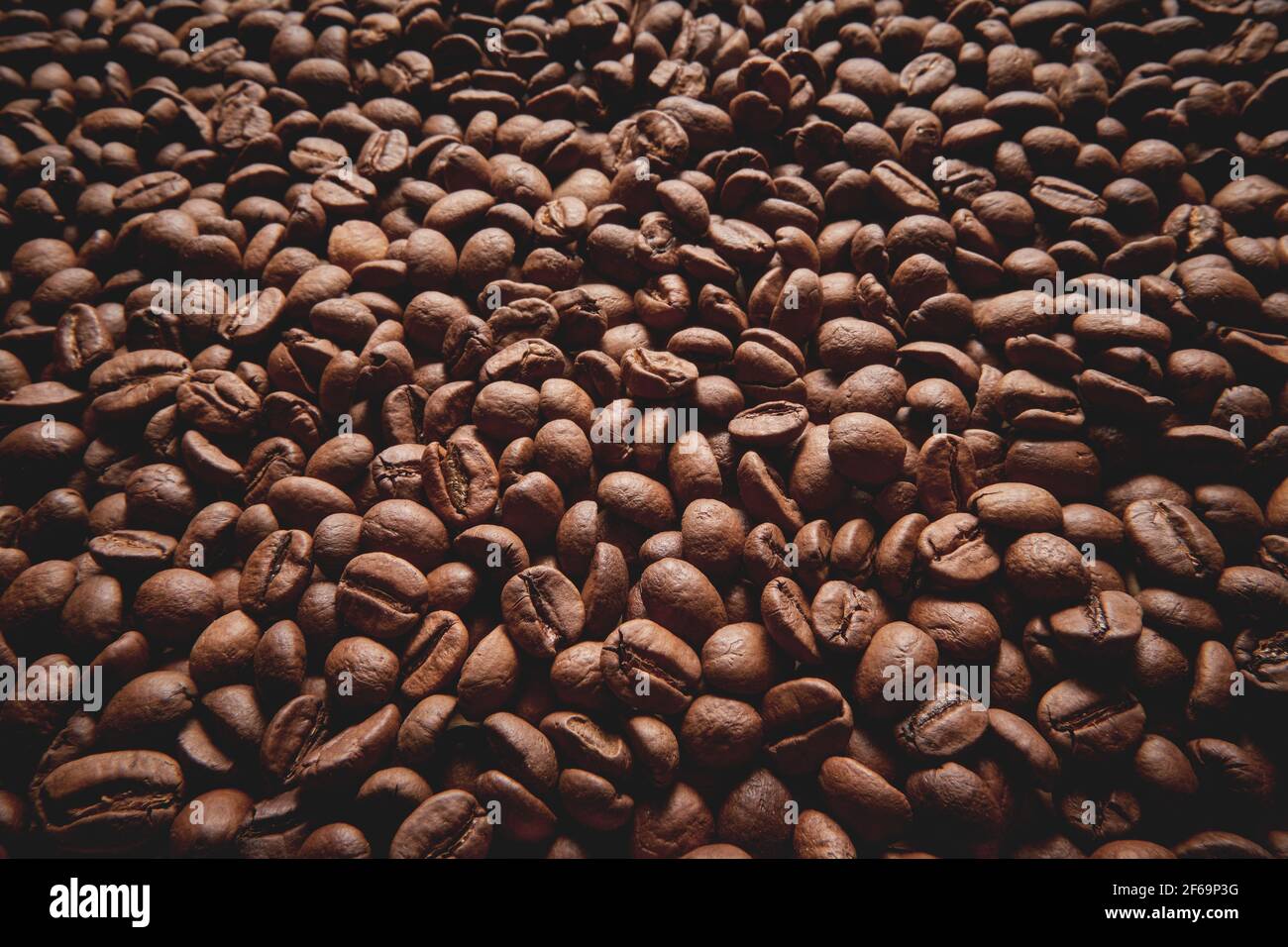 Une dispersion de grains de café sur la table Banque D'Images