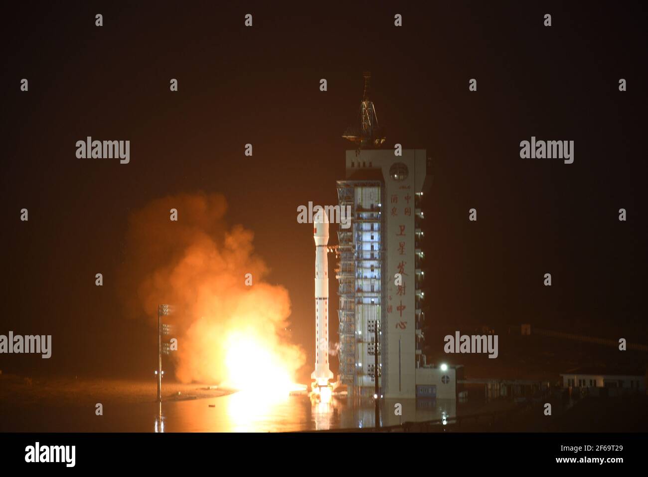 Jiuquan. 31 mars 2021. Une longue fusée March-4C transportant un satellite d'observation de la Terre Gaofen-12 02 a été propulsée au départ du centre de lancement de satellite de Jiuquan, dans le nord-ouest de la Chine, le 31 mars 2021. Crédit: Wang Jiangbo/Xinhua/Alay Live News Banque D'Images