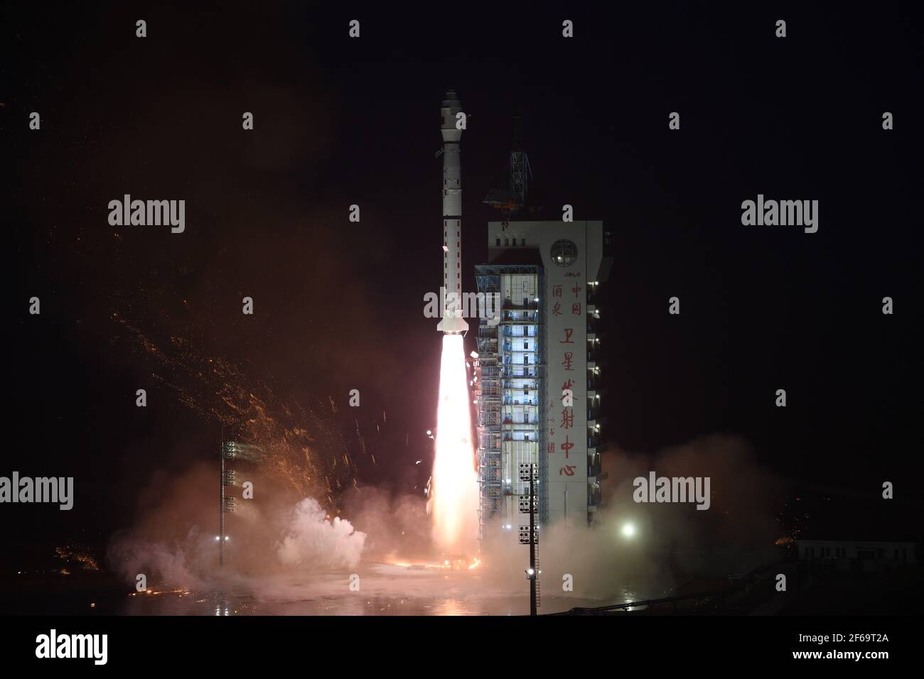 Jiuquan. 31 mars 2021. Une longue fusée March-4C transportant un satellite d'observation de la Terre Gaofen-12 02 a été propulsée au départ du centre de lancement de satellite de Jiuquan, dans le nord-ouest de la Chine, le 31 mars 2021. Crédit: Wang Jiangbo/Xinhua/Alay Live News Banque D'Images