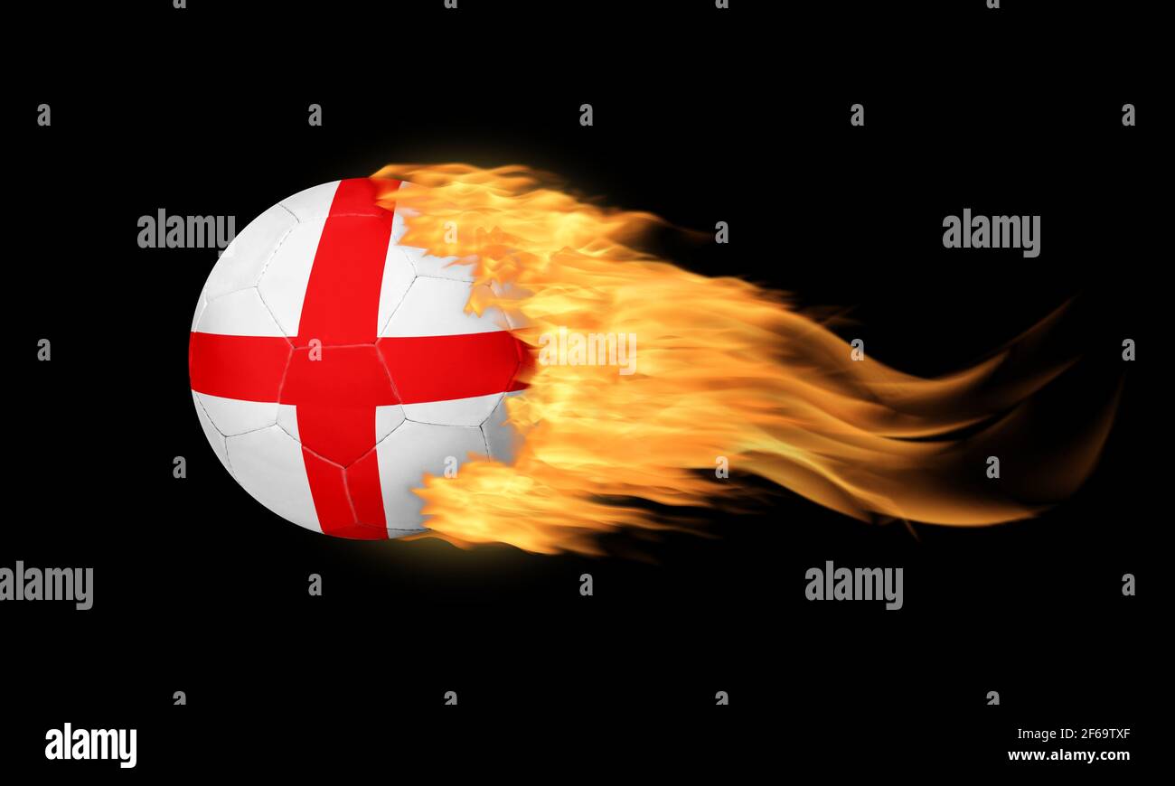 Ballon de football flamboyant avec drapeau de l'Angleterre sur le feu isolé sur fond noir. Banque D'Images