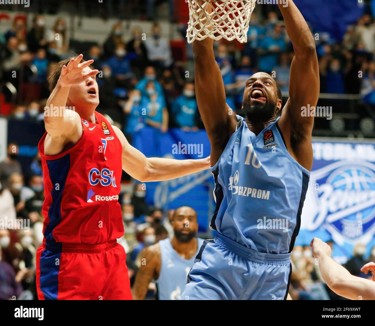 Saint-Pétersbourg, Russie. 30 mars 2021. Will Thomas (10), de Zenit et Ivan Ukhov (7) de CSKA sont vus en action pendant le 2020/2021 Turkish Airlines EuroLeague saison régulière Round 32, match entre BC CSKA Moscou et Zenit Saint-Pétersbourg à l'arène Sibur. (Note finale; Zenit St. Petersburg 74:86 CSKA) (photo de Maksim Konstantinov/SOPA image/Sipa USA) crédit: SIPA USA/Alay Live News Banque D'Images