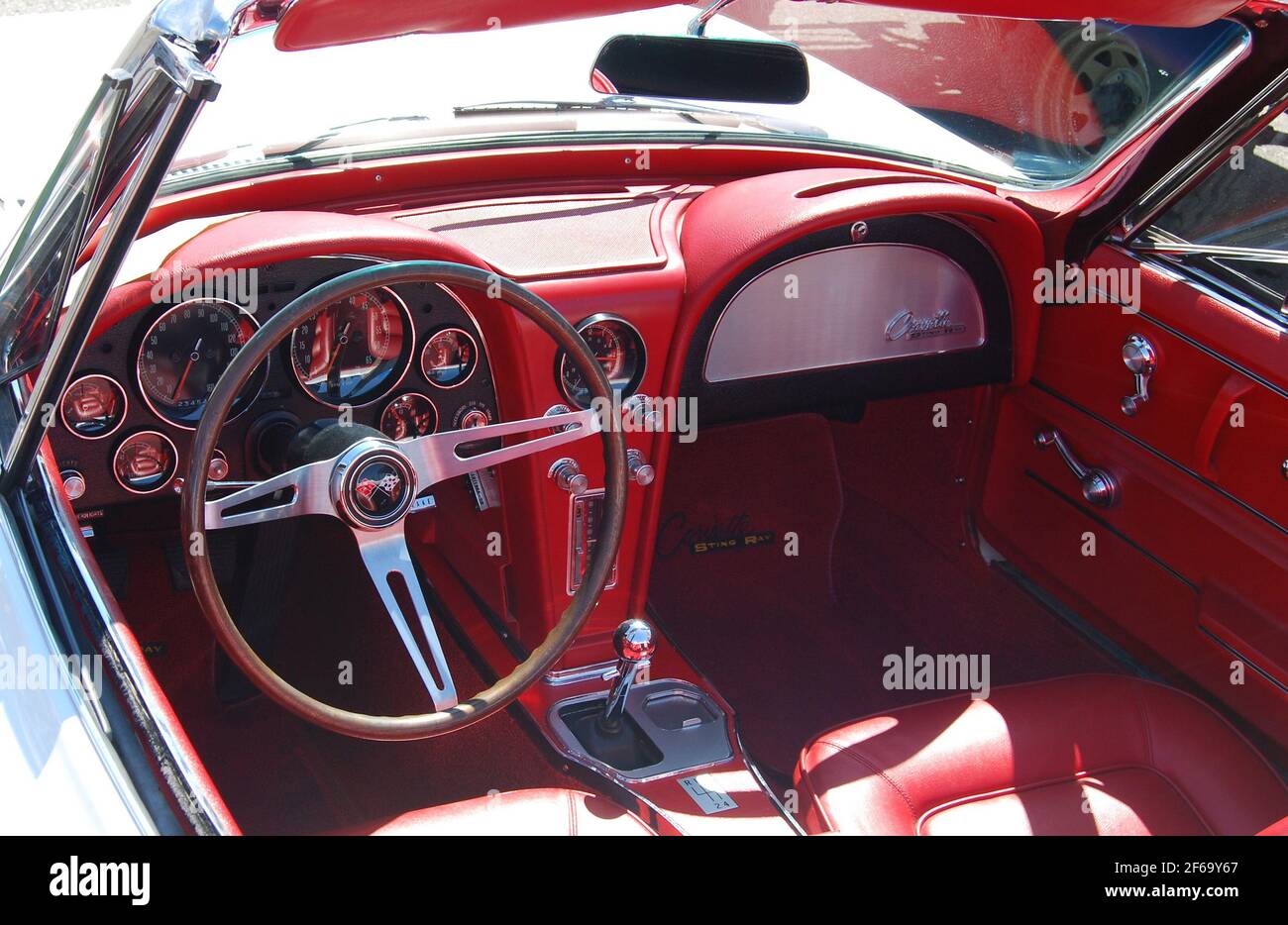 Intérieur rouge de la Corvette Stingray 1963 avec cuir rouge. Banque D'Images