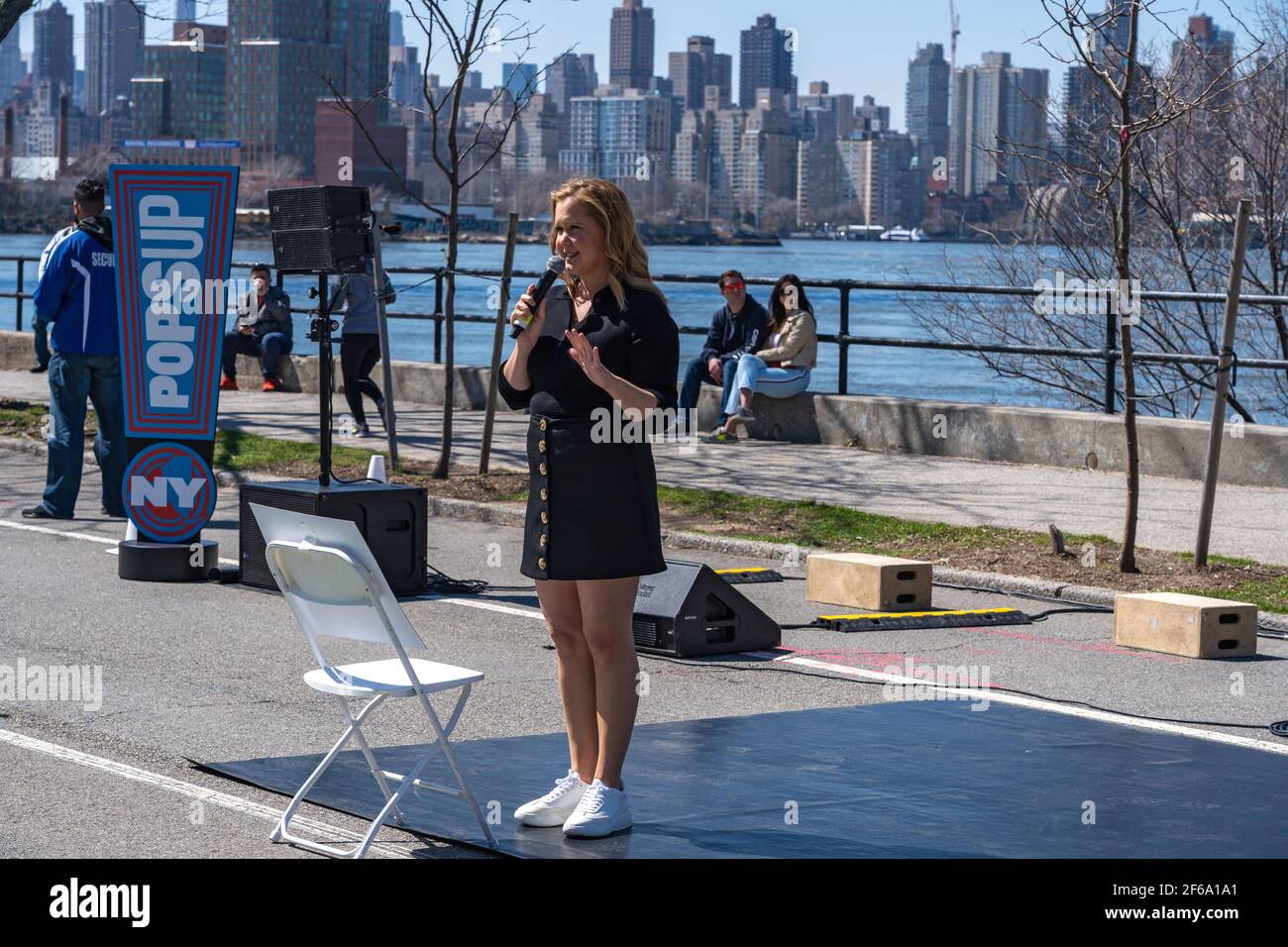 NEW YORK, NY - 30 MARS : le comédien Amy Schumer se produit à Astoria Park  dans le cadre de NY PopsUp le 30 mars 2021 à Queens Borough, dans la ville