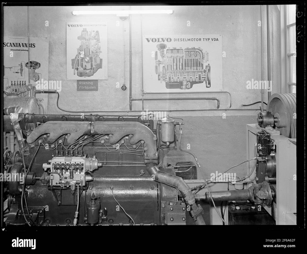 Moteur volvodiesel stationnaire à l'intérieur. Enquêtes pour les moteurs avec banc de freinage. Intérieur de l'atelier à Enenebyberg Assets Stockholm - Råslagen Railways / Stockholm County Omnibus. Banque D'Images