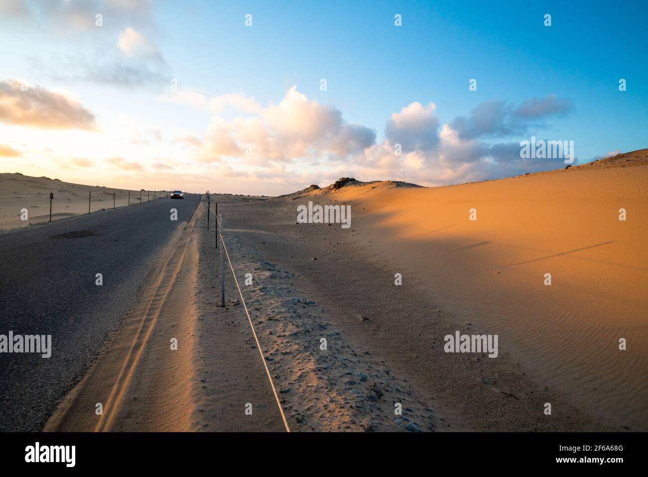 Traversez les dunes de sable au coucher du soleil dans la réserve naturelle nationale de Guadalupe-Nipomo Dunes, en Californie Banque D'Images