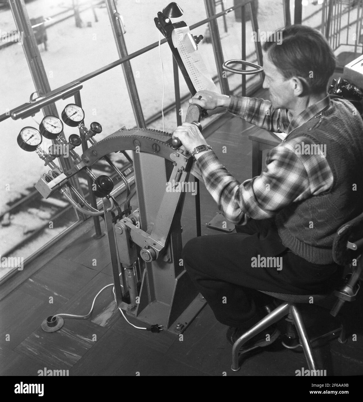 Mécanisation du chemin de fer. Freinage. Leviers de frein et manomètres. Probablement en colère Banque D'Images