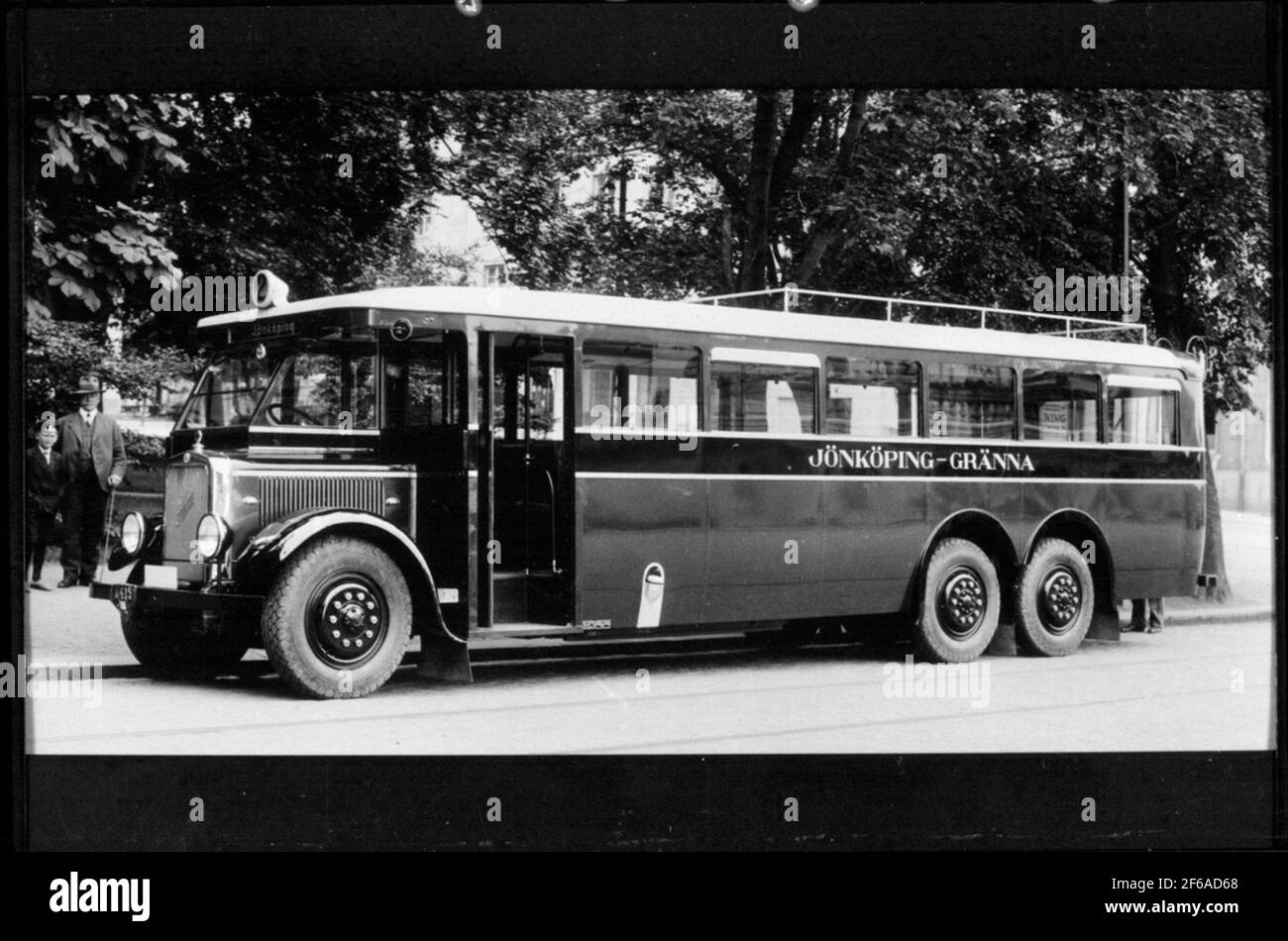 Le bus de la route de campagne qui s'étend Jönköping - Gränna. Banque D'Images