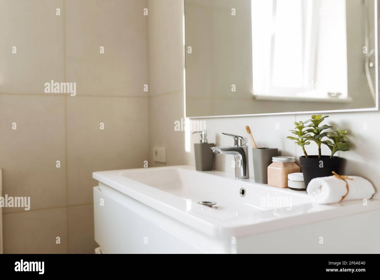 Lavabo dans la salle de bains blanche avec accessoires de bain. Concept de nettoyage de l'hôtel. Concept de ménage. Photo de haute qualité Banque D'Images