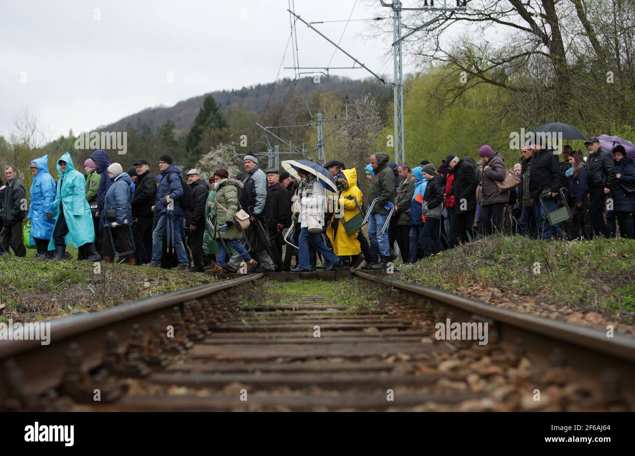 Les pèlerins traversent les champs et les forêts autour du sanctuaire de Kalwaria Zebrzydowska, se promènent et s'arrêtent à chaque station de la route transversale pendant le chemin de la Croix.pendant la semaine sainte, une indulgence se tient au sanctuaire de la passion-Mariale à Kalwaria Zebrzydowska, Qui est accompagné par le mystère du Meki du Seigneur. De nombreux pèlerins de Pologne et de l'étranger viennent à la cérémonie. Le Sanctuaire de la passion et de la Mariale de Kalwaria Zebrzydowska est l'un des plus anciens et des plus célèbres lieux de pèlerinage de Pologne. (Photo de Jarek Praszkiewicz/SOPA Images/Sipa USA) Banque D'Images