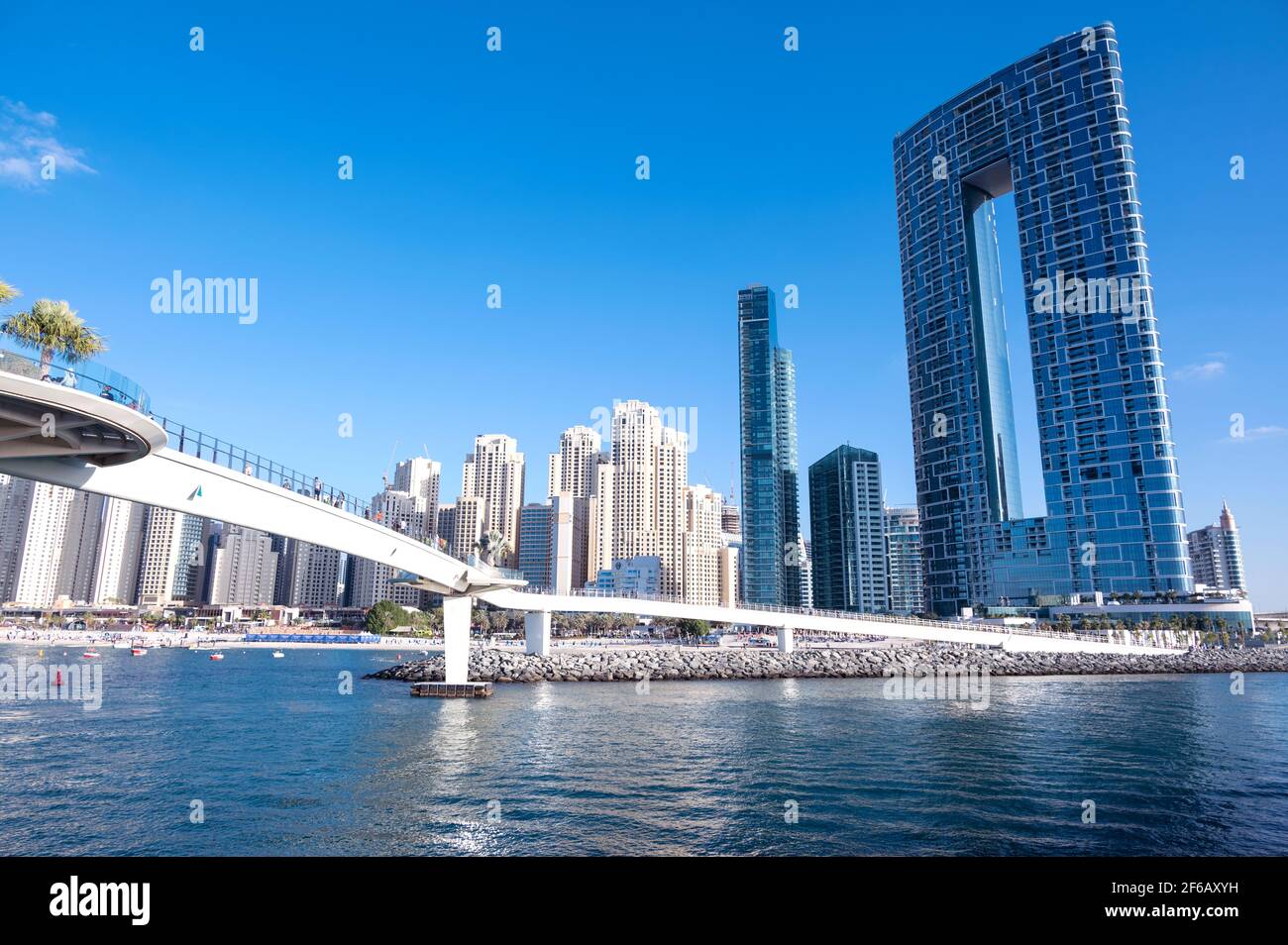 Belle vue sur les résidences d'eau bleue et les gratte-ciels et le pont du quai capturé à partir de l'Ain Dubai, les îles d'eau bleue, Dubaï, Émirats Arabes Unis. Banque D'Images