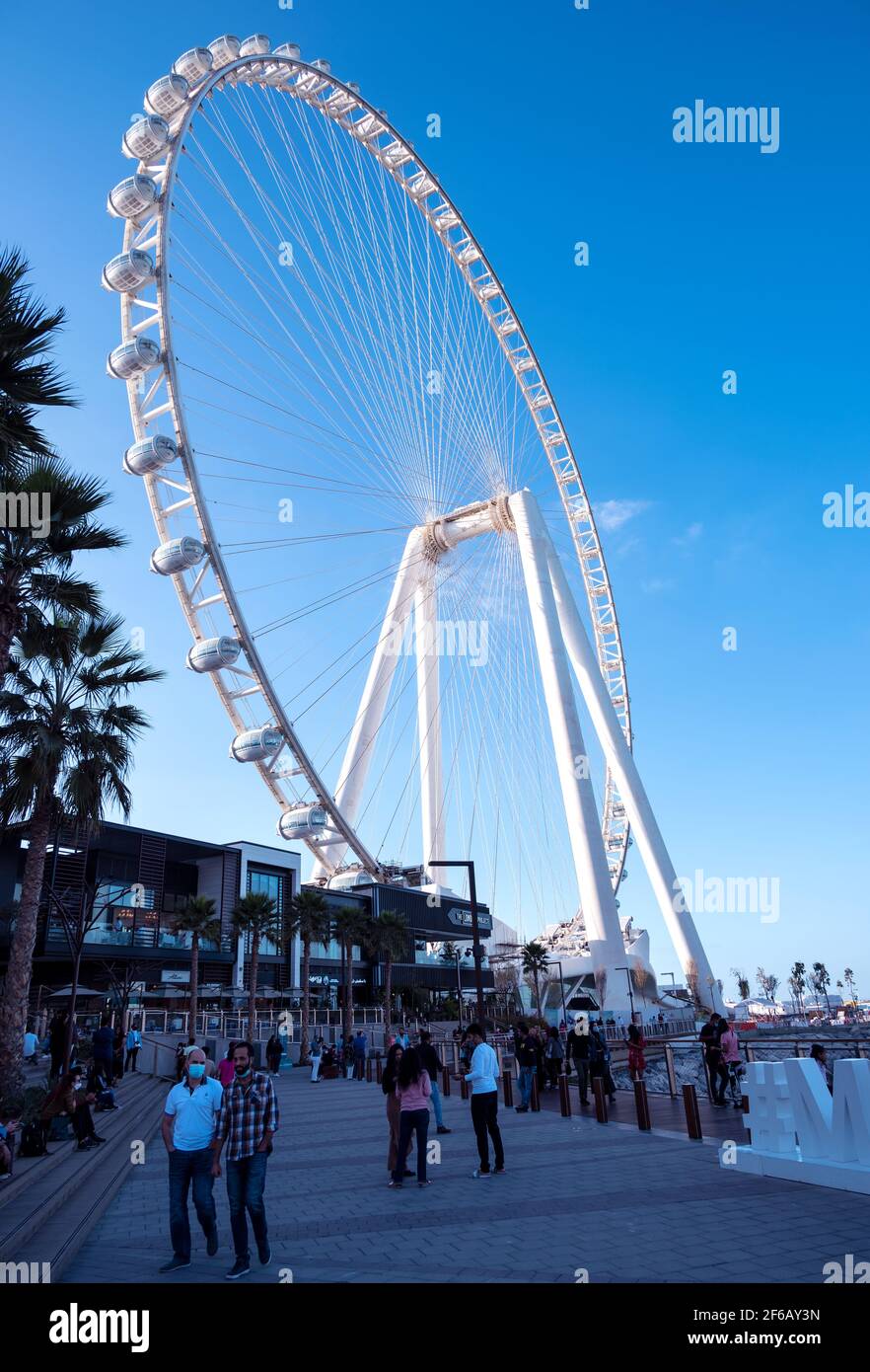 Belle vue de l'oeil de Dubaï avec les touristes et les visiteurs capturés à l'Ain Dubai dans les îles Blue Water, Dubaï, eau. Banque D'Images
