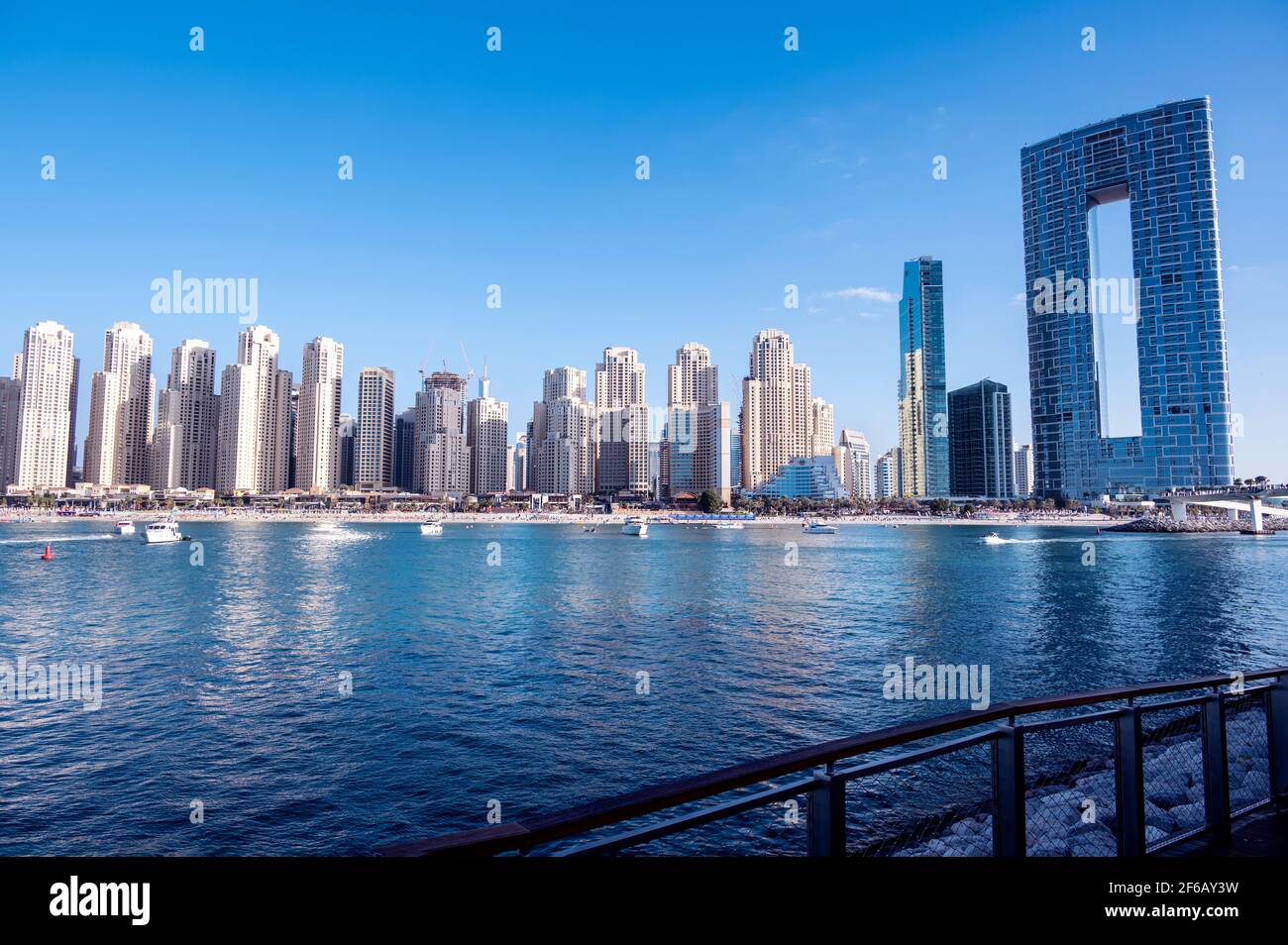 Vue panoramique sur les bateaux de croisière et les gratte-ciels de la marina de dubaï capturé à l'Ain Dubai dans les îles Blue Water, Dubaï, Émirats Arabes Unis. Banque D'Images