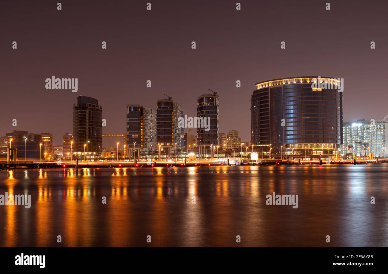 Vue sur les bâtiments admirablement illuminés Jewel of the creek avec le pont flottant, capturé du parc de la crique, Dubaï, Émirats arabes Unis. Loisirs et voyages Banque D'Images