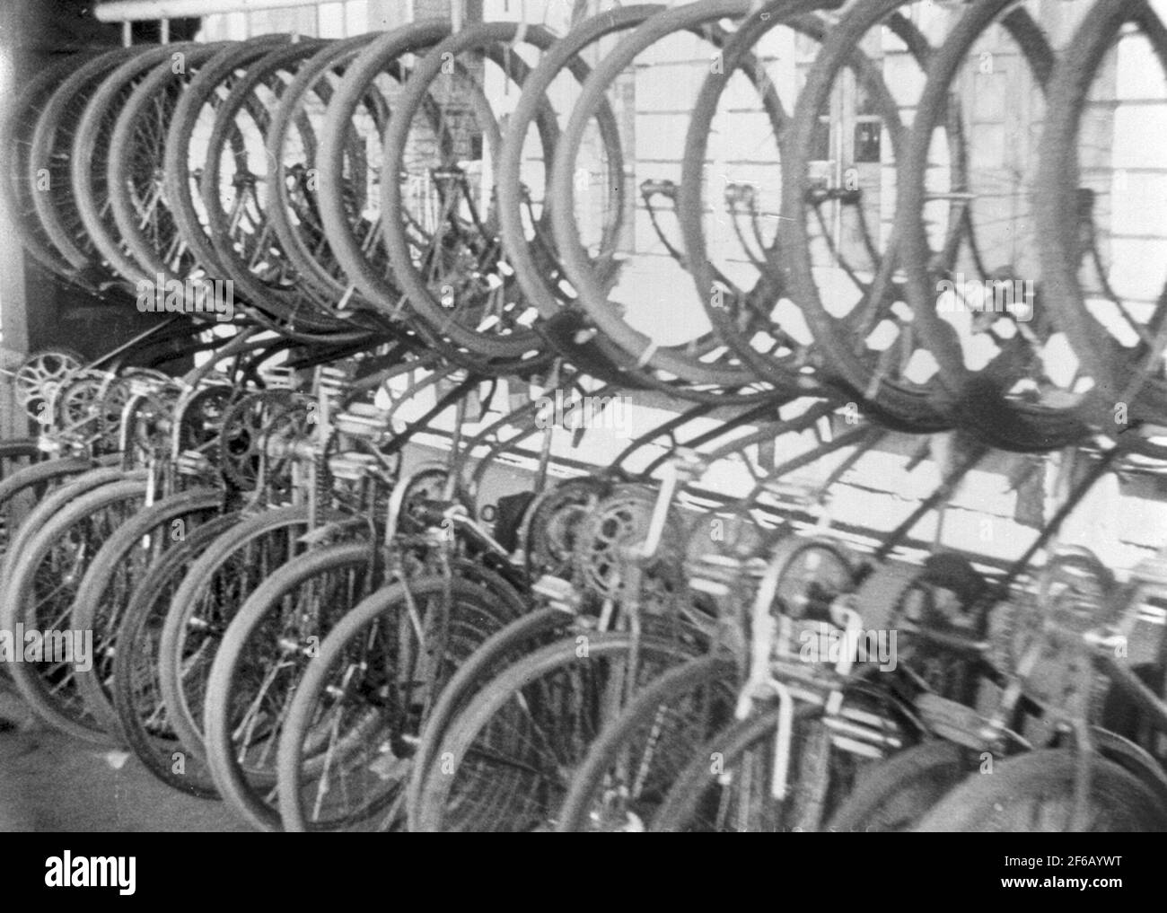 Vélos suspendus à la gare centrale. Banque D'Images