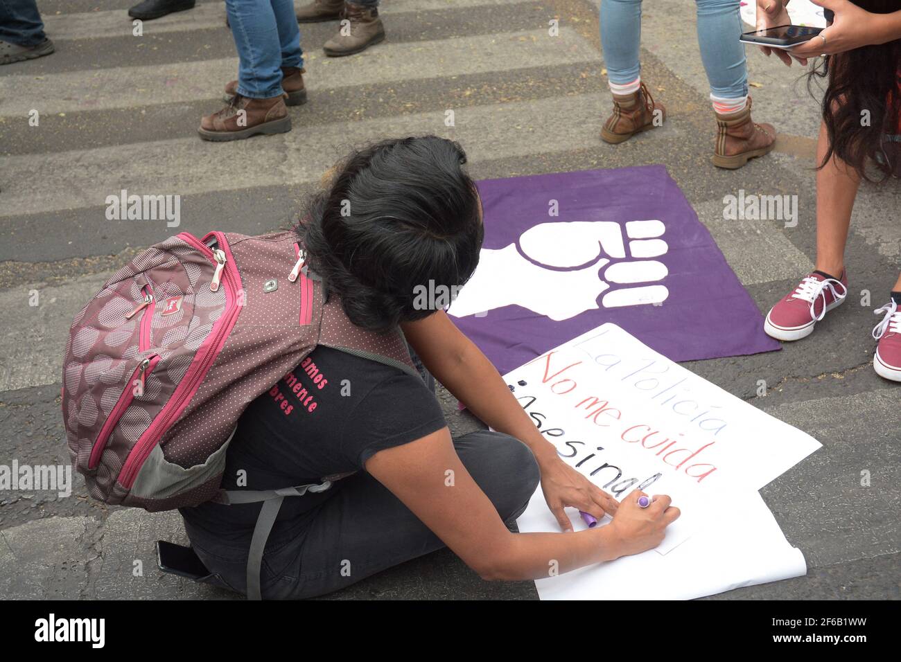 Une femme participe à un rassemblement pour protester contre les abus de la police dans le bâtiment du gouvernement Quintana Roo au Mexique. Le 27 mars 4, des policiers de Tulum ont soumis une salvadorienne de 36 ans à la soumission, provoquant une fracture de la colonne vertébrale qui a causé sa mort. Mexico, Mexique, 29 mars 2021. Photo de Jaime Nogales/Eyepix/ABACAPRESS.COM Banque D'Images