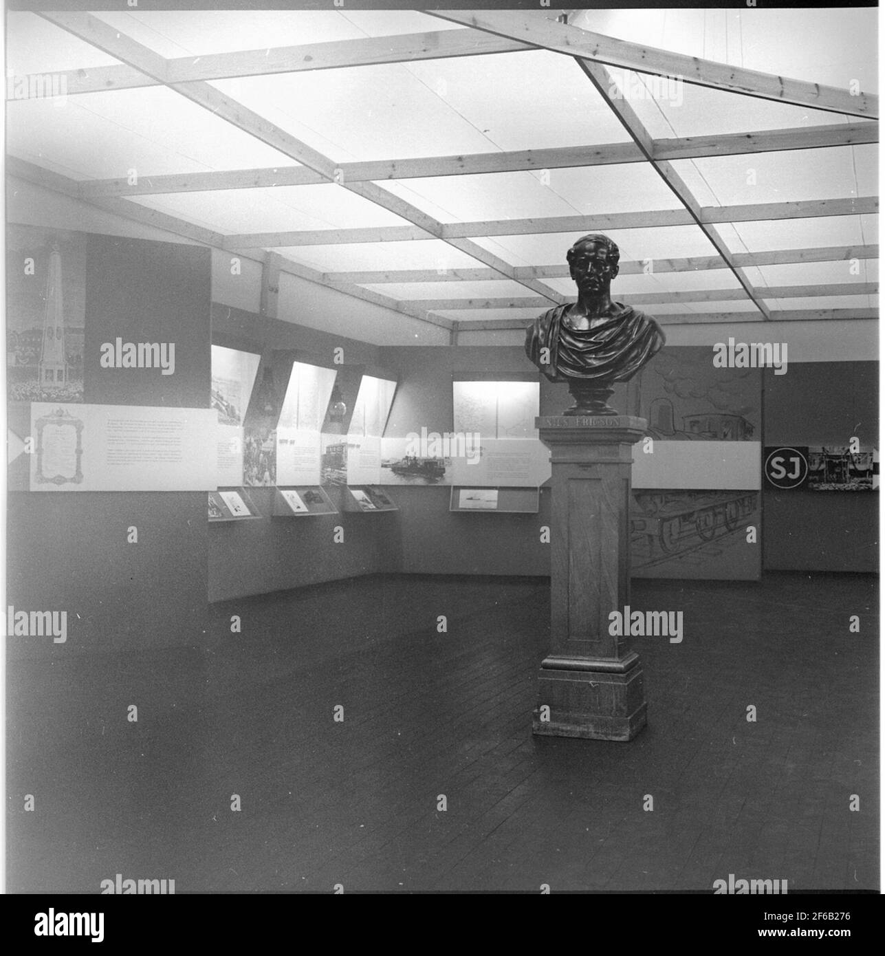 Intérieur contenant diverses photos avec informations et un buste dans le centre de l'exposition de Göteborg en 1962. Banque D'Images