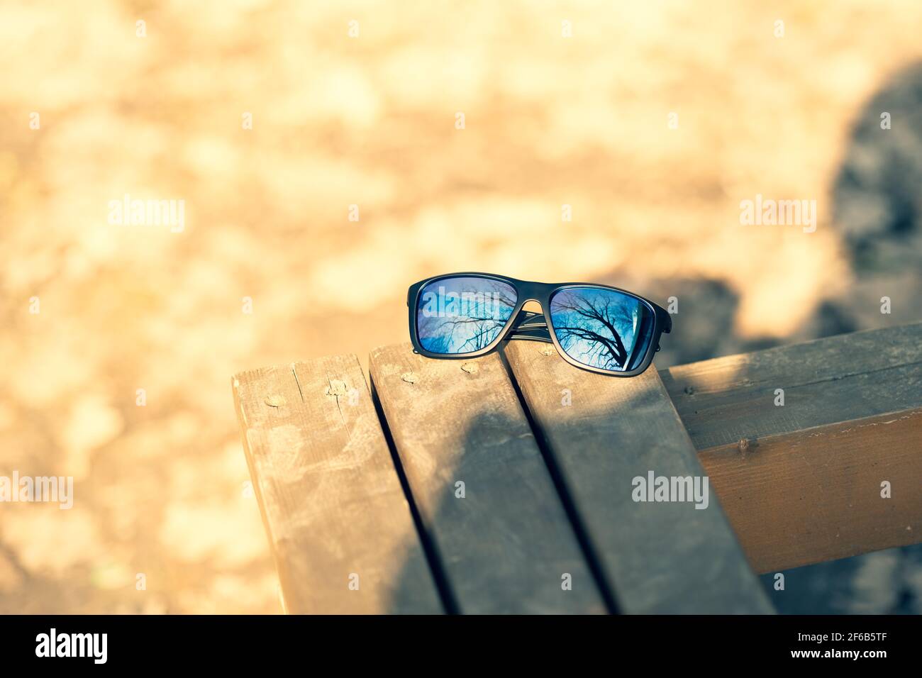 Le modèle classique de lunettes de soleil avec verres bleus prend des photos à l'extérieur par temps ensoleillé. Mise au point sélective Banque D'Images