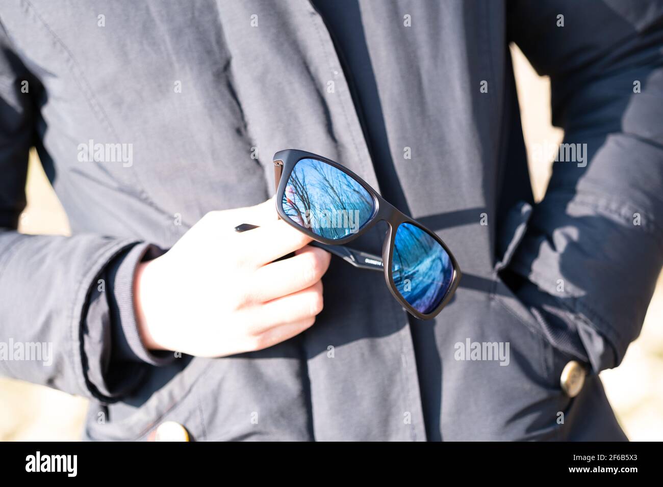 Le modèle classique de lunettes de soleil avec verres bleus prend des photos à l'extérieur par temps ensoleillé. Mise au point sélective Banque D'Images