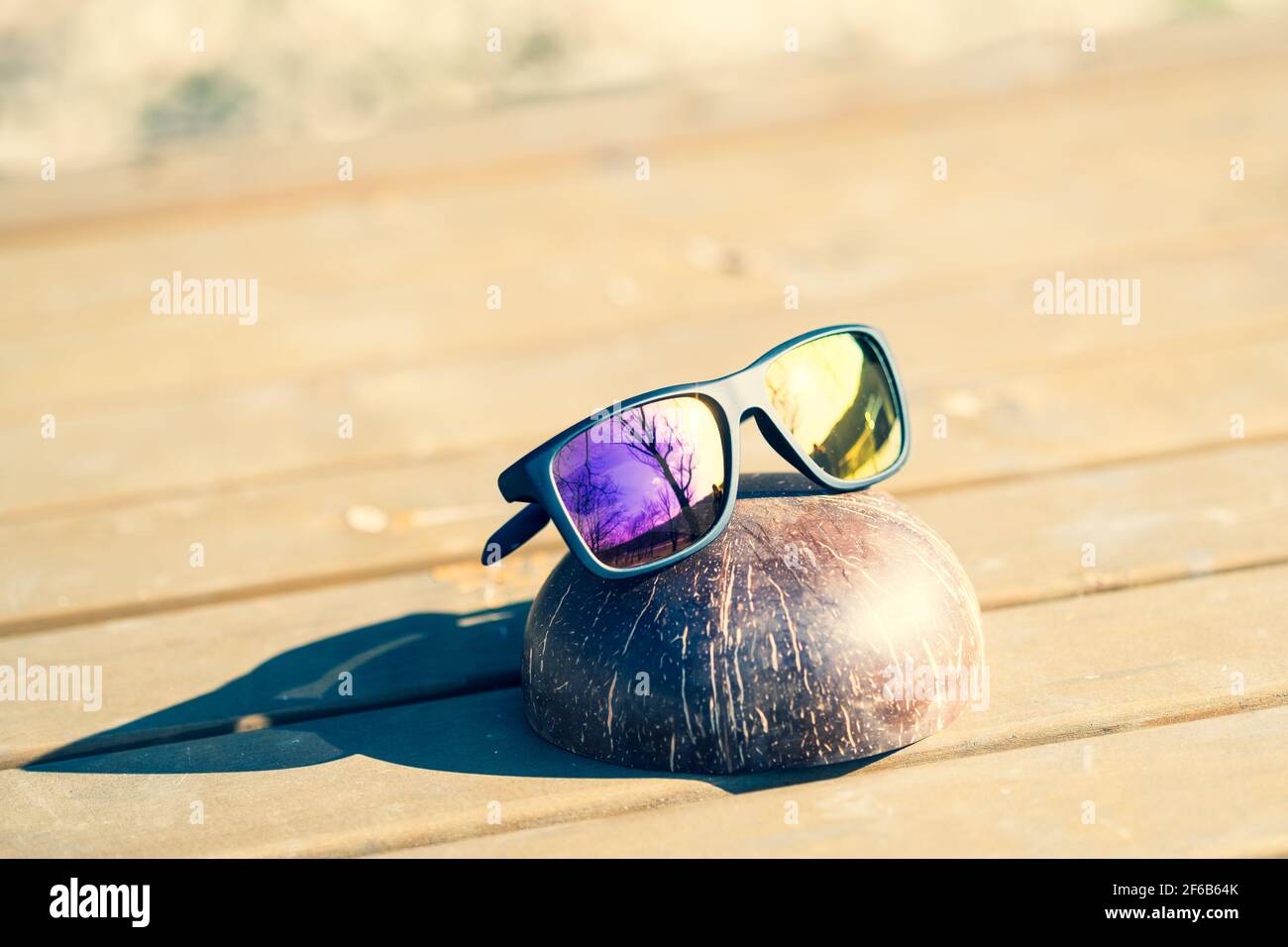 Lunettes de soleil classiques modèle de sport avec verres colorés photographiez à l'extérieur dans un gros plan de jour d'été. Mise au point sélective Banque D'Images