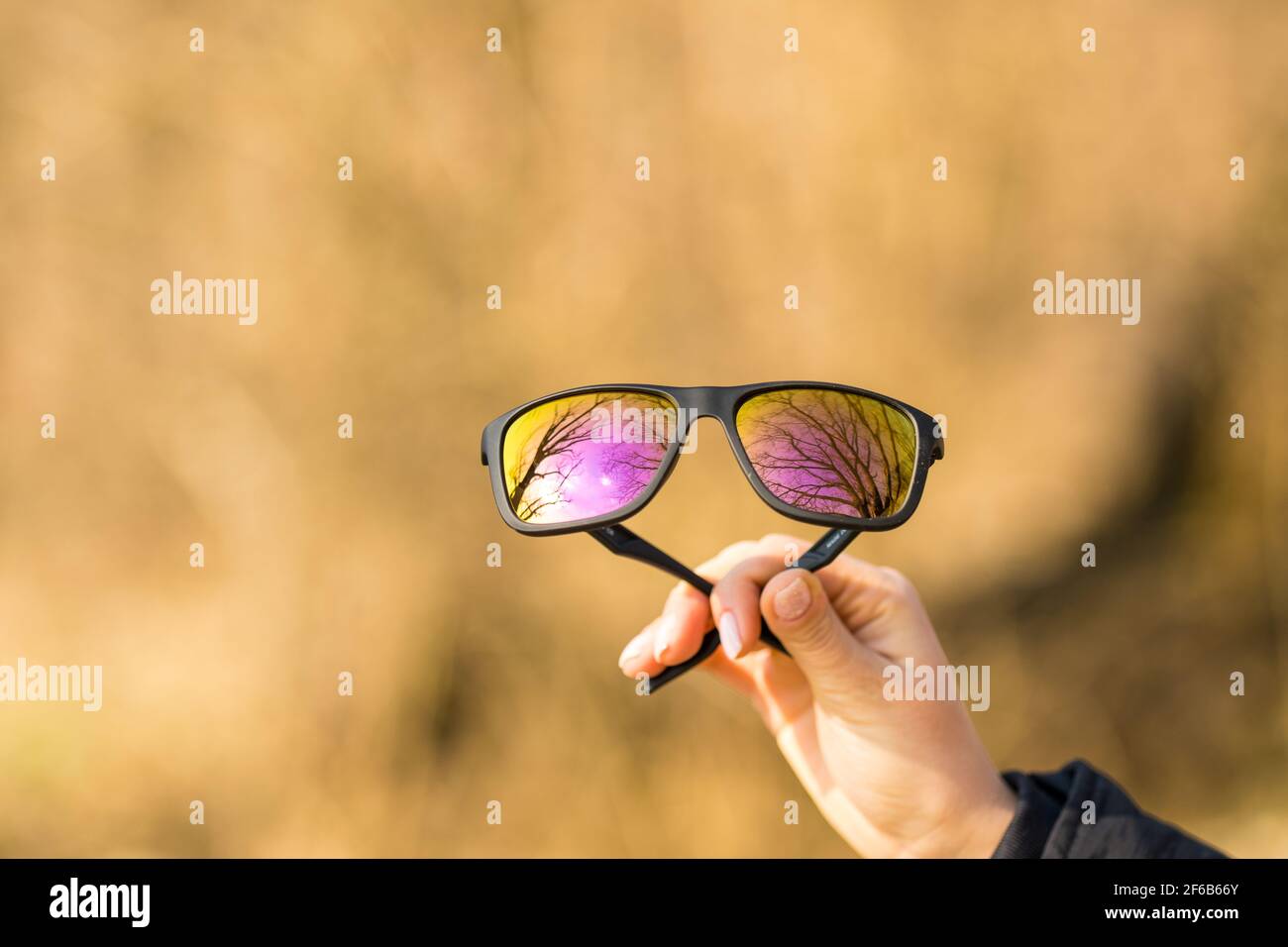 Lunettes de soleil classiques modèle de sport avec verres colorés photographiez à l'extérieur dans un gros plan de jour d'été. Mise au point sélective Banque D'Images