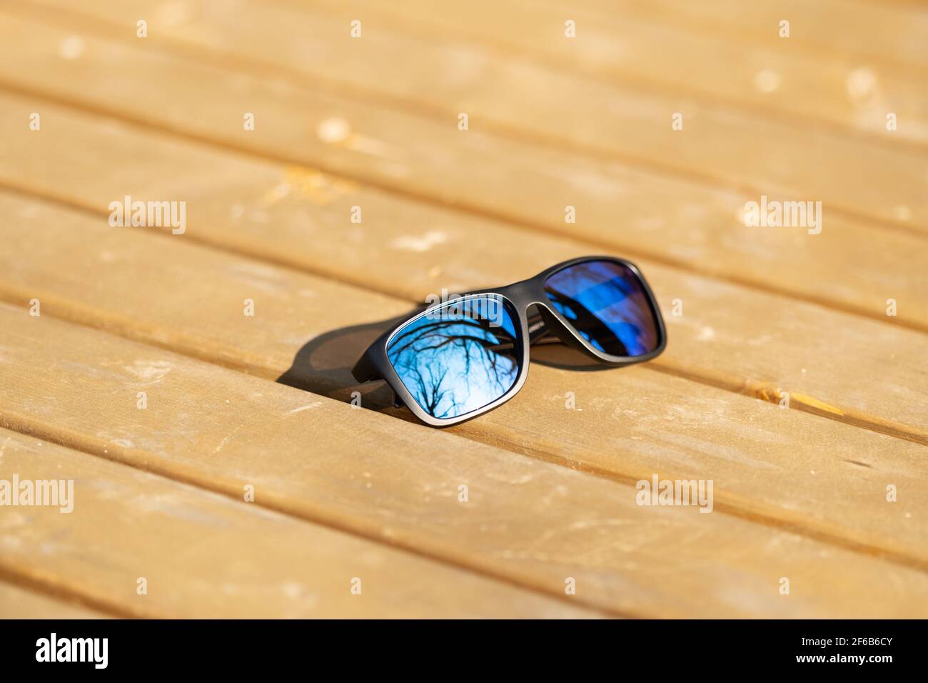 Le modèle classique de lunettes de soleil avec verres bleus prend des photos à l'extérieur par temps ensoleillé. Mise au point sélective Banque D'Images