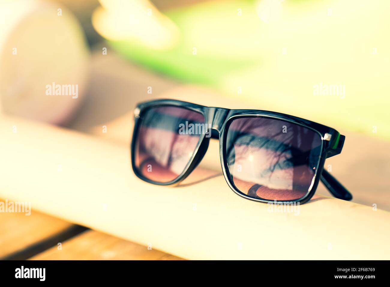 Lunettes de soleil classiques pour hommes et femmes avec verres noirs et cadre noir Shoot à l'extérieur dans une journée d'été gros plan. Mise au point sélective Banque D'Images
