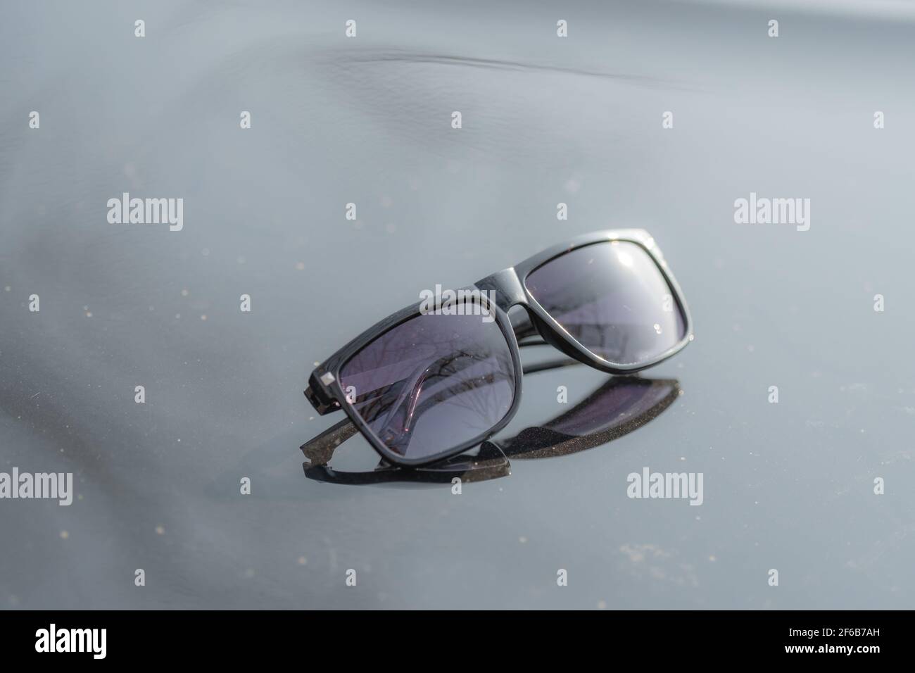 Lunettes de soleil classiques pour hommes et femmes avec verres noirs et cadre noir Shoot à l'extérieur dans une journée d'été gros plan. Mise au point sélective Banque D'Images