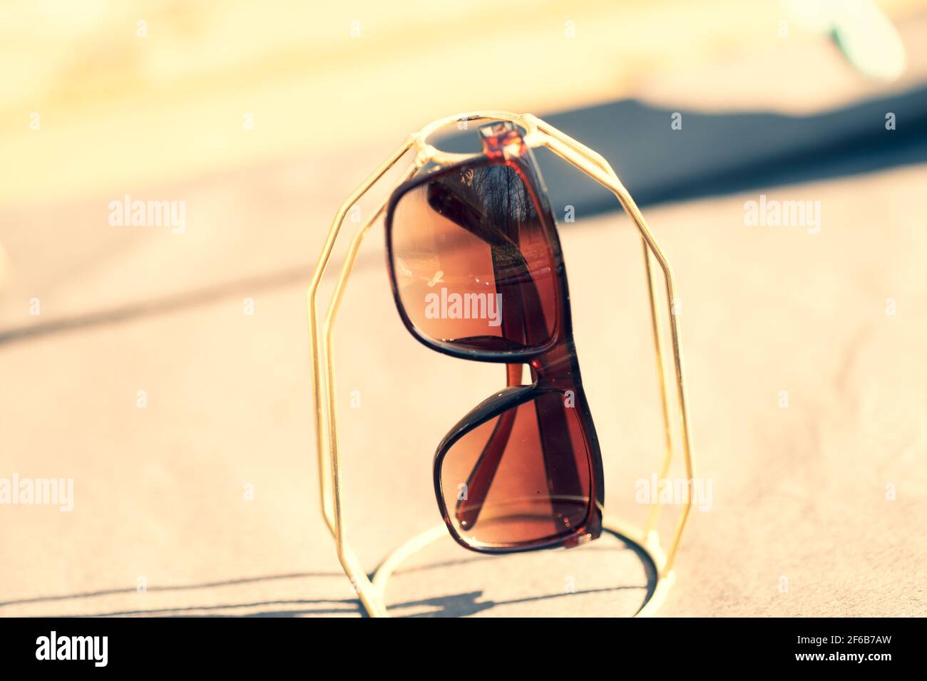 Lunettes de soleil classiques design pour hommes et femmes avec verres bruns et cadre brun Shoot à l'extérieur dans un jour d'été gros plan. Mise au point sélective Banque D'Images