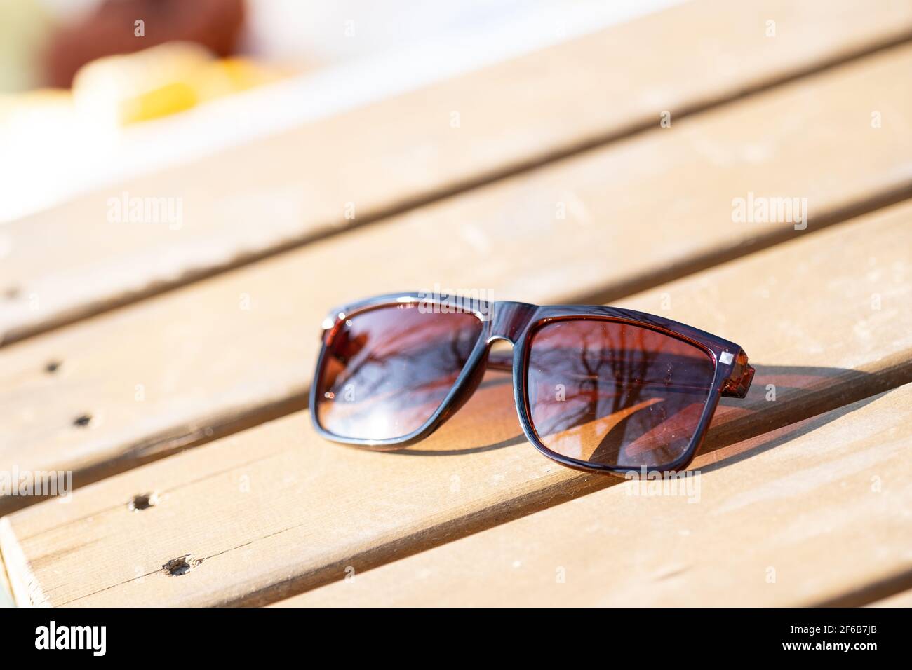 Lunettes de soleil classiques design pour hommes et femmes avec verres bruns et cadre brun Shoot à l'extérieur dans un jour d'été gros plan. Mise au point sélective Banque D'Images