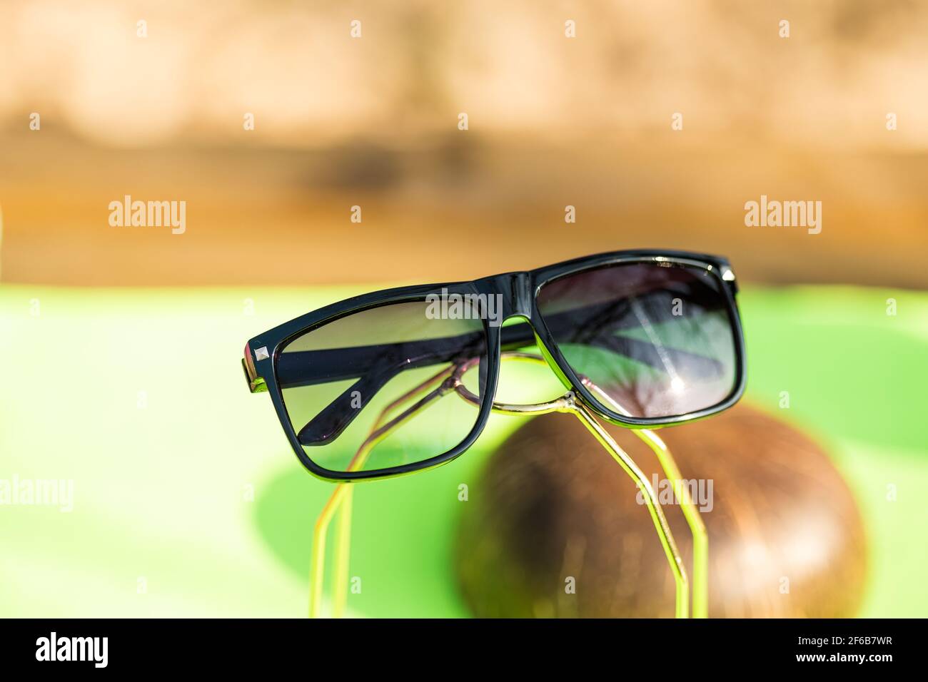 Lunettes de soleil classiques pour hommes et femmes avec verres noirs et cadre noir Shoot à l'extérieur dans une journée d'été gros plan. Mise au point sélective Banque D'Images