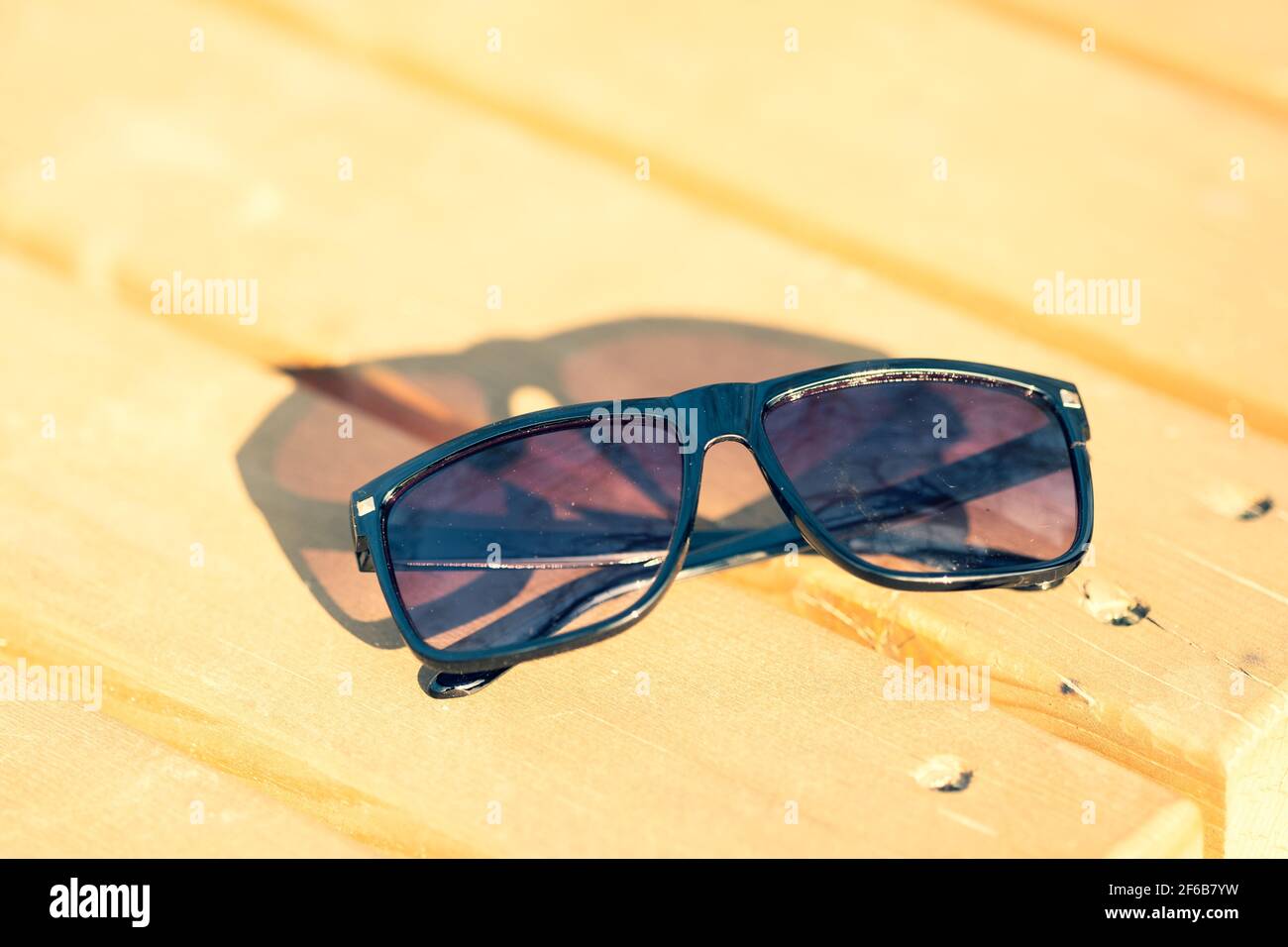 Lunettes de soleil classiques pour hommes et femmes avec verres noirs et cadre noir Shoot à l'extérieur dans une journée d'été gros plan. Mise au point sélective Banque D'Images
