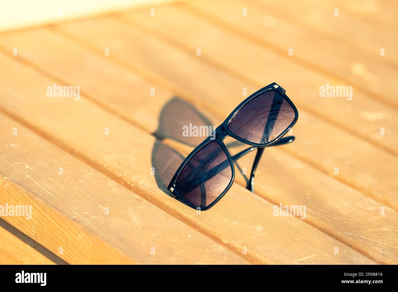 Lunettes de soleil classiques pour hommes et femmes avec verres noirs et cadre noir Shoot à l'extérieur dans une journée d'été gros plan. Mise au point sélective Banque D'Images