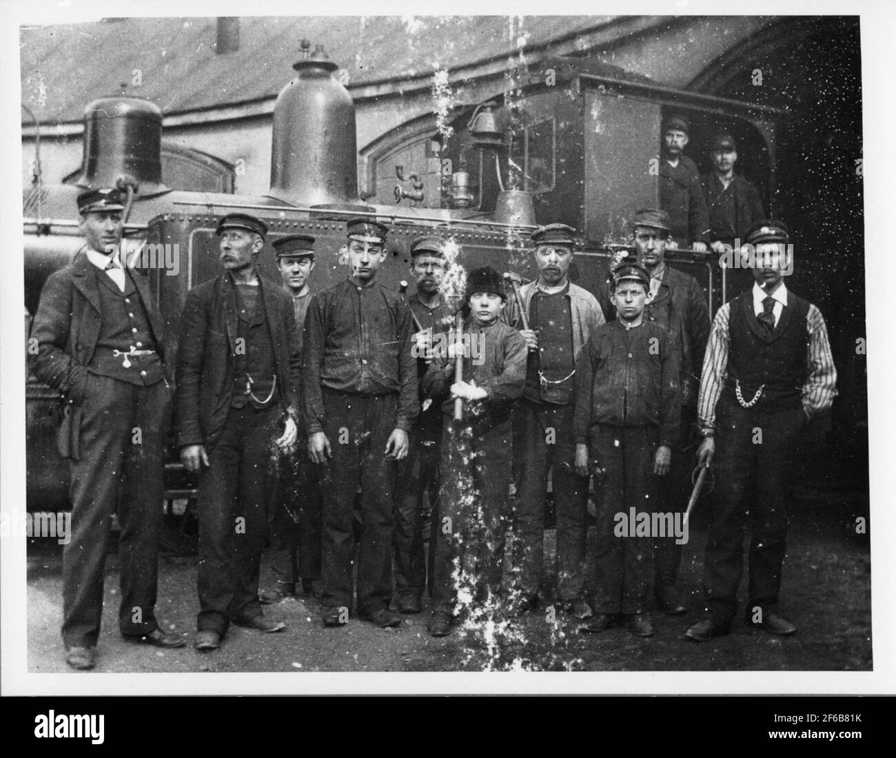 Personnel devant la locomotive à vapeur de Gotland Rail, GJ. Banque D'Images