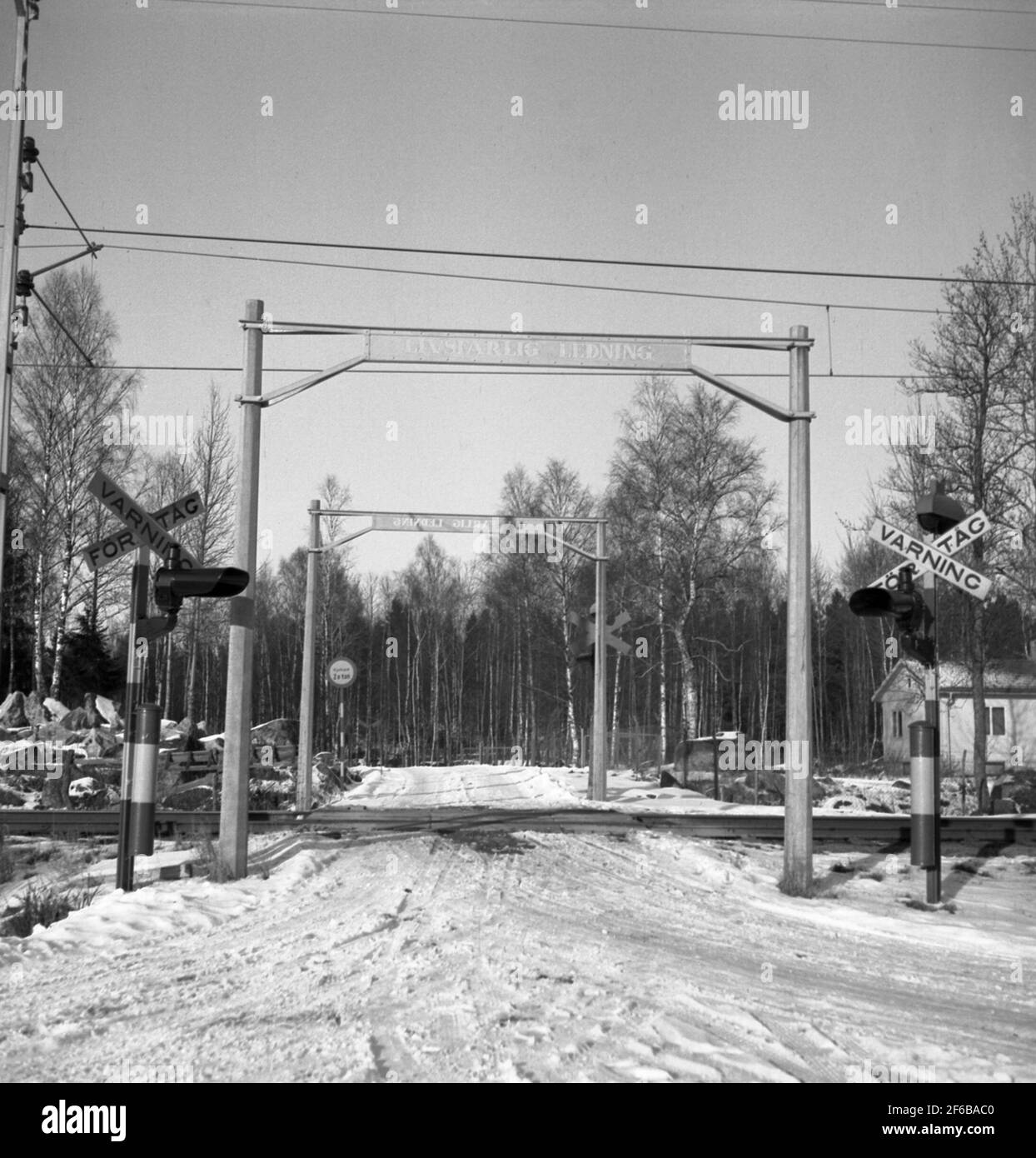 Centrale automatique de signalisation routière avec signaux lumineux de gaz et signal d'horloge. Transition protégée. Marque croisière : avertissement pour les trains. Etirer Uppsala - Sala. Banque D'Images